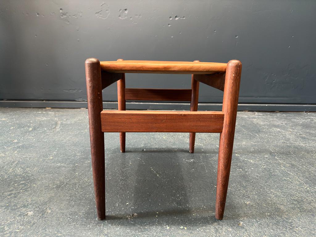 Metà XX secolo Sgabello in pelle e teak in vendita