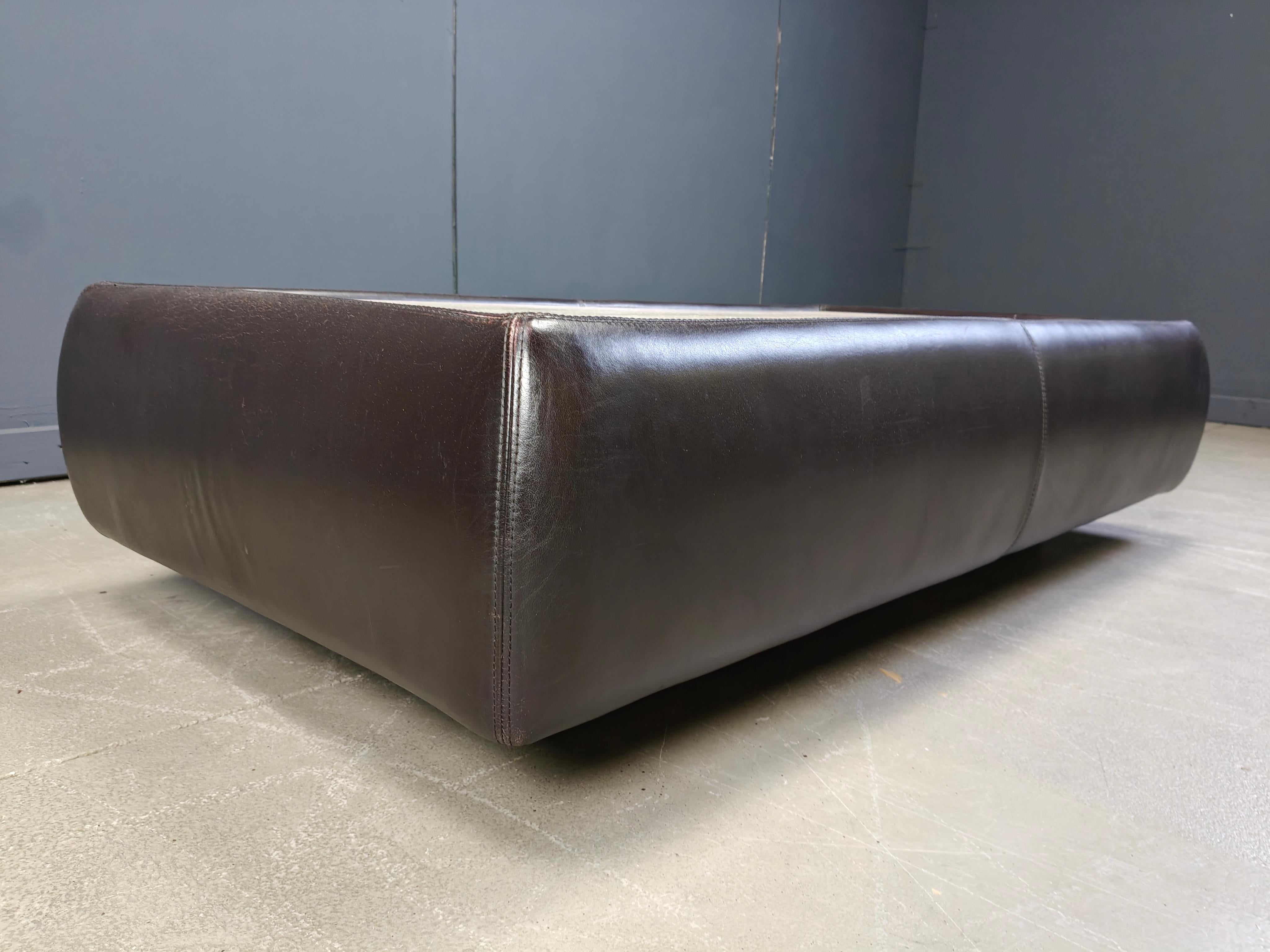 Leather and travertine coffee table attr to Desede, 1970s In Good Condition For Sale In Leuven, Vlaams Gewest