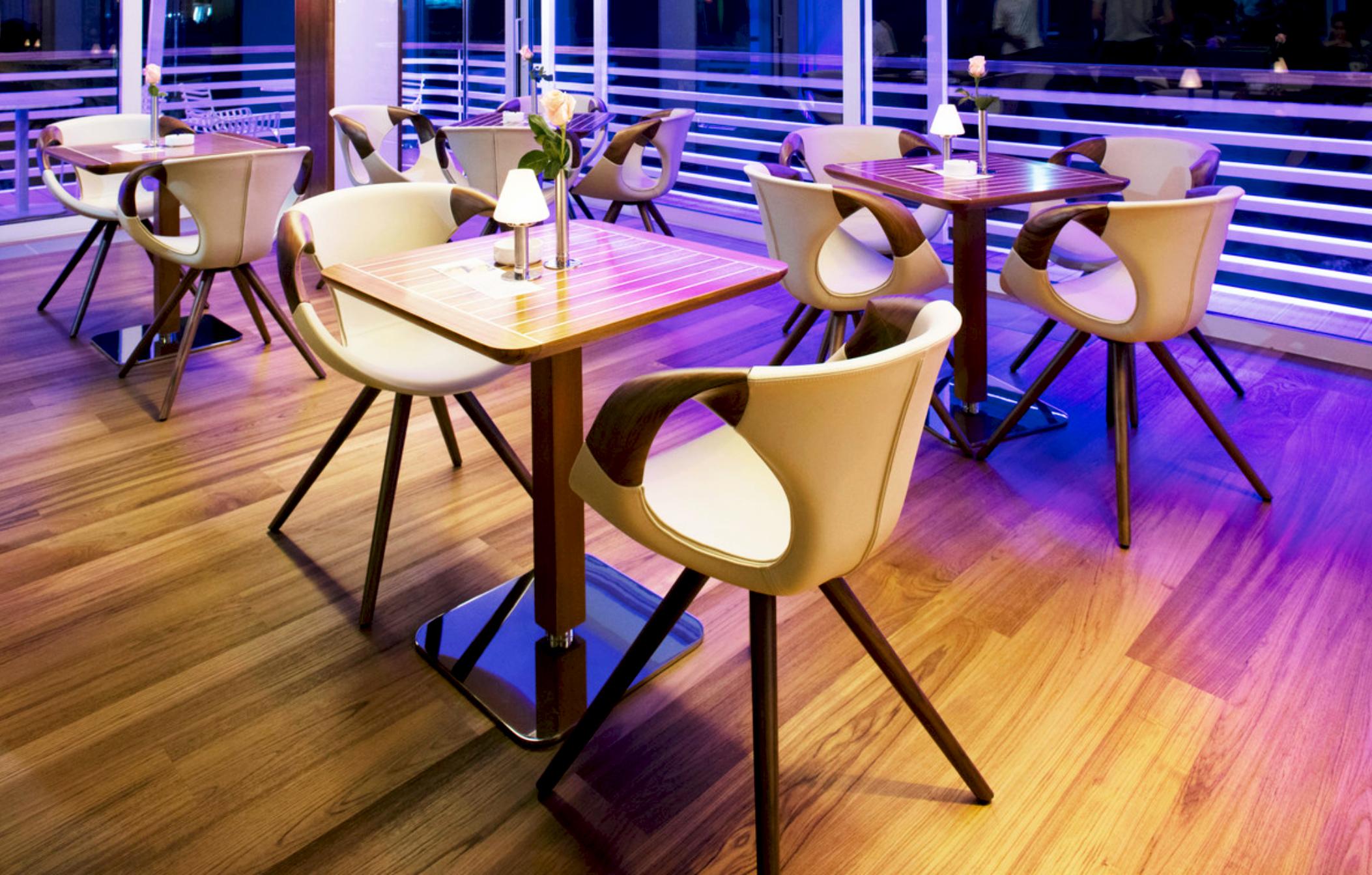 Zeitgenössische Designer-Esszimmerstühle aus Leder und Nussbaum, Up Chair 10