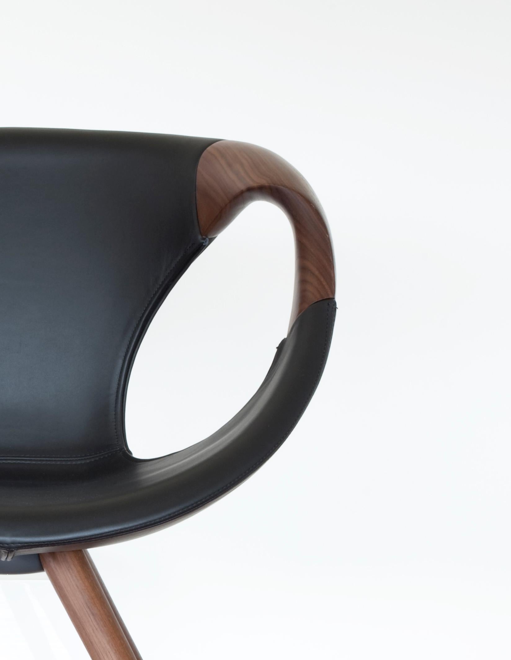 Zeitgenössische Designer-Esszimmerstühle aus Leder und Nussbaum, Up Chair 1