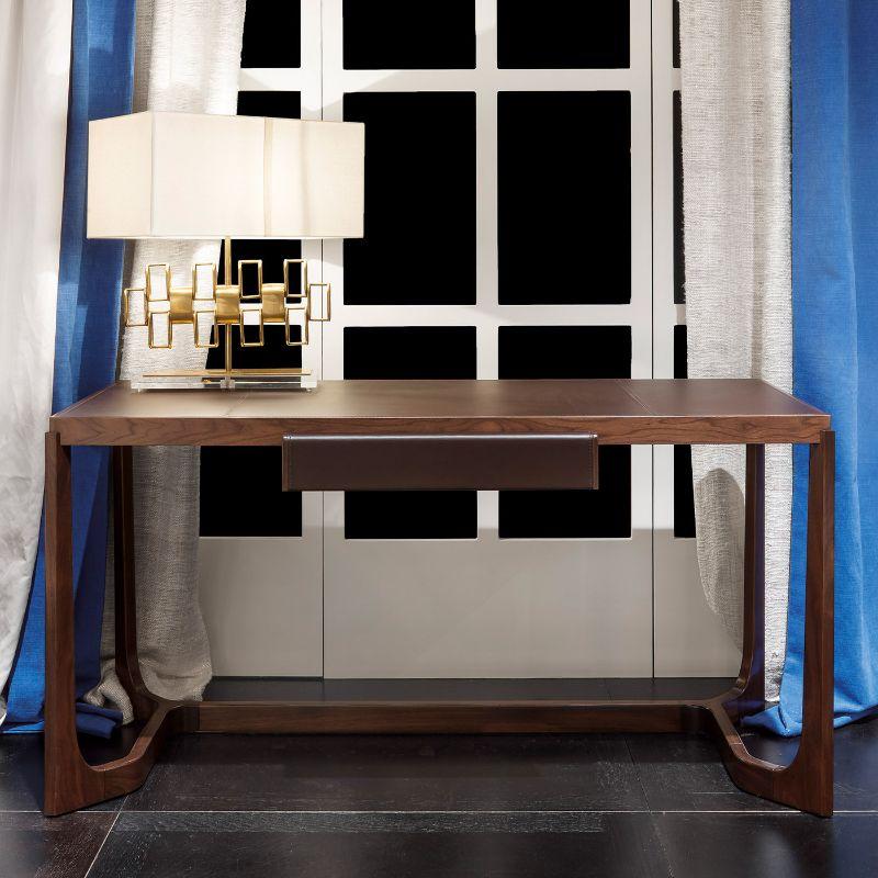 La sophistication moderne et épurée définit ce merveilleux bureau, à placer près ou sous une grande fenêtre lumineuse dans un intérieur raffiné. Fabriqué à la main en bois de noyer, il est enrichi de détails rembourrés en cuir. Disponible également