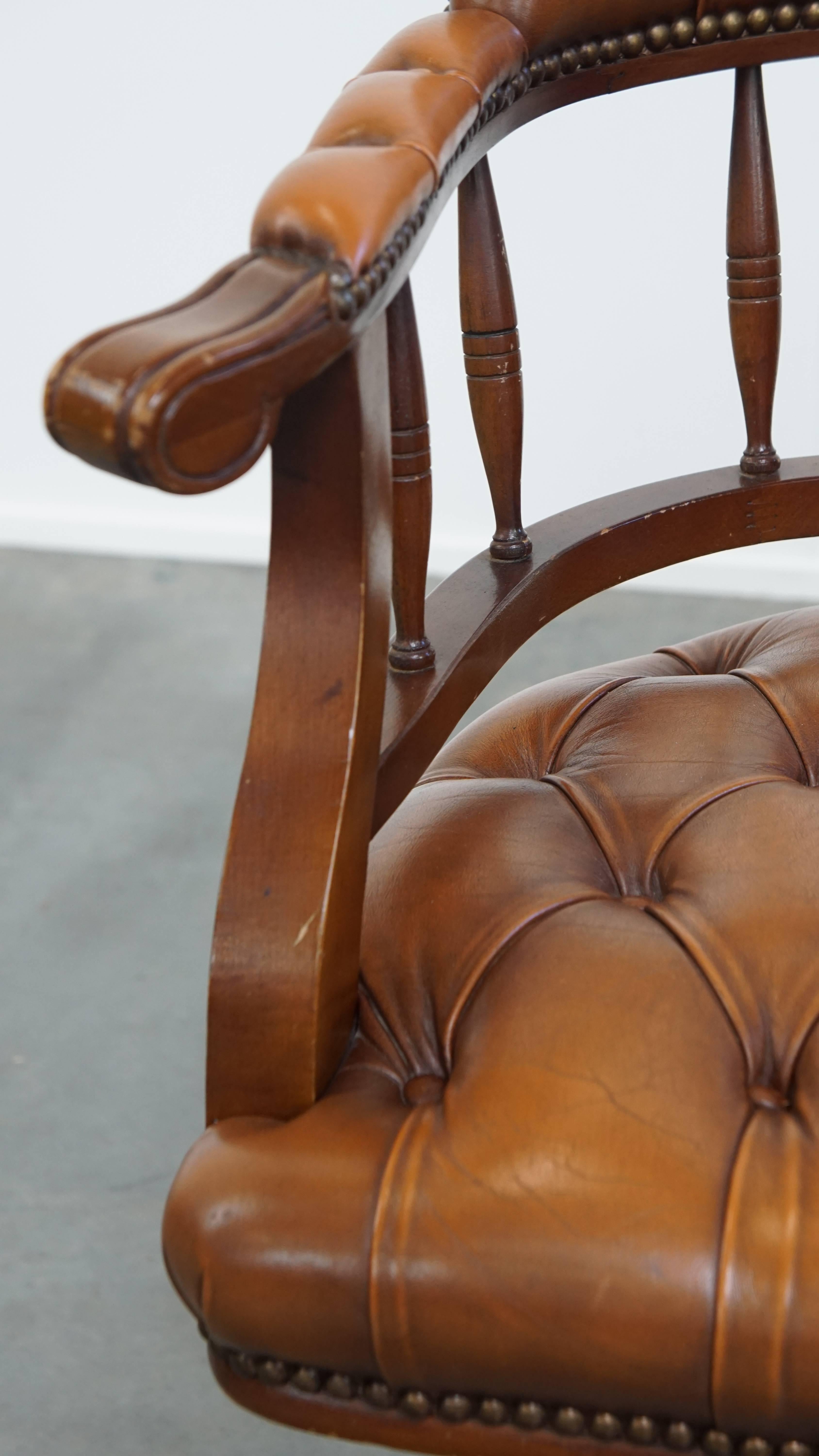 Chaise de bureau Chesterfield en cuir et Wood, de style anglais en vente 4