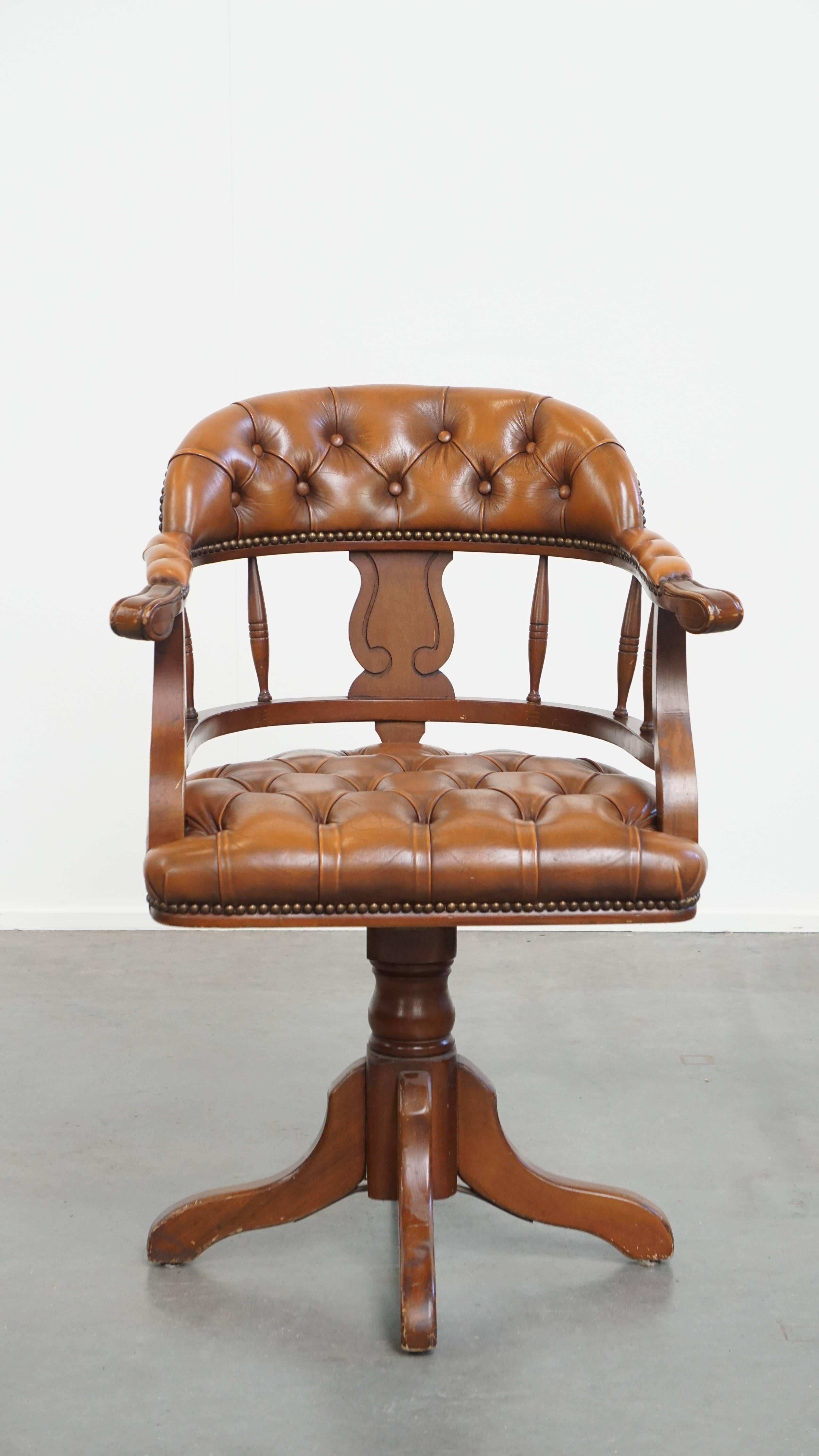 Offert : ce fauteuil de bureau Chesterfield classique en cuir et bois de style anglais, fini avec des clous décoratifs.

Cette charmante chaise de bureau en cuir et bois de style anglais est un ajout intemporel à tout bureau. Il pivote et vous offre