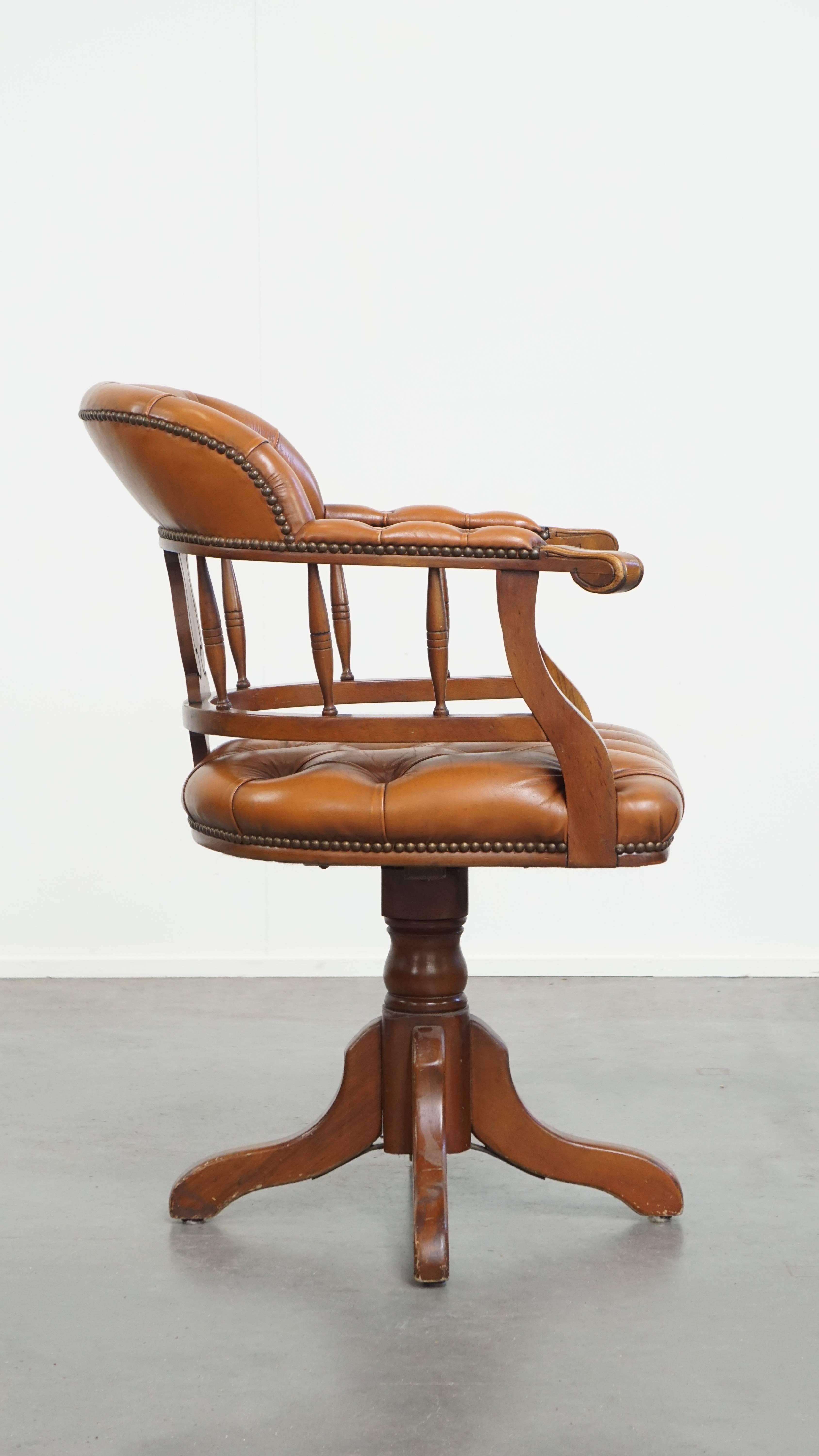 Fait main Chaise de bureau Chesterfield en cuir et Wood, de style anglais en vente