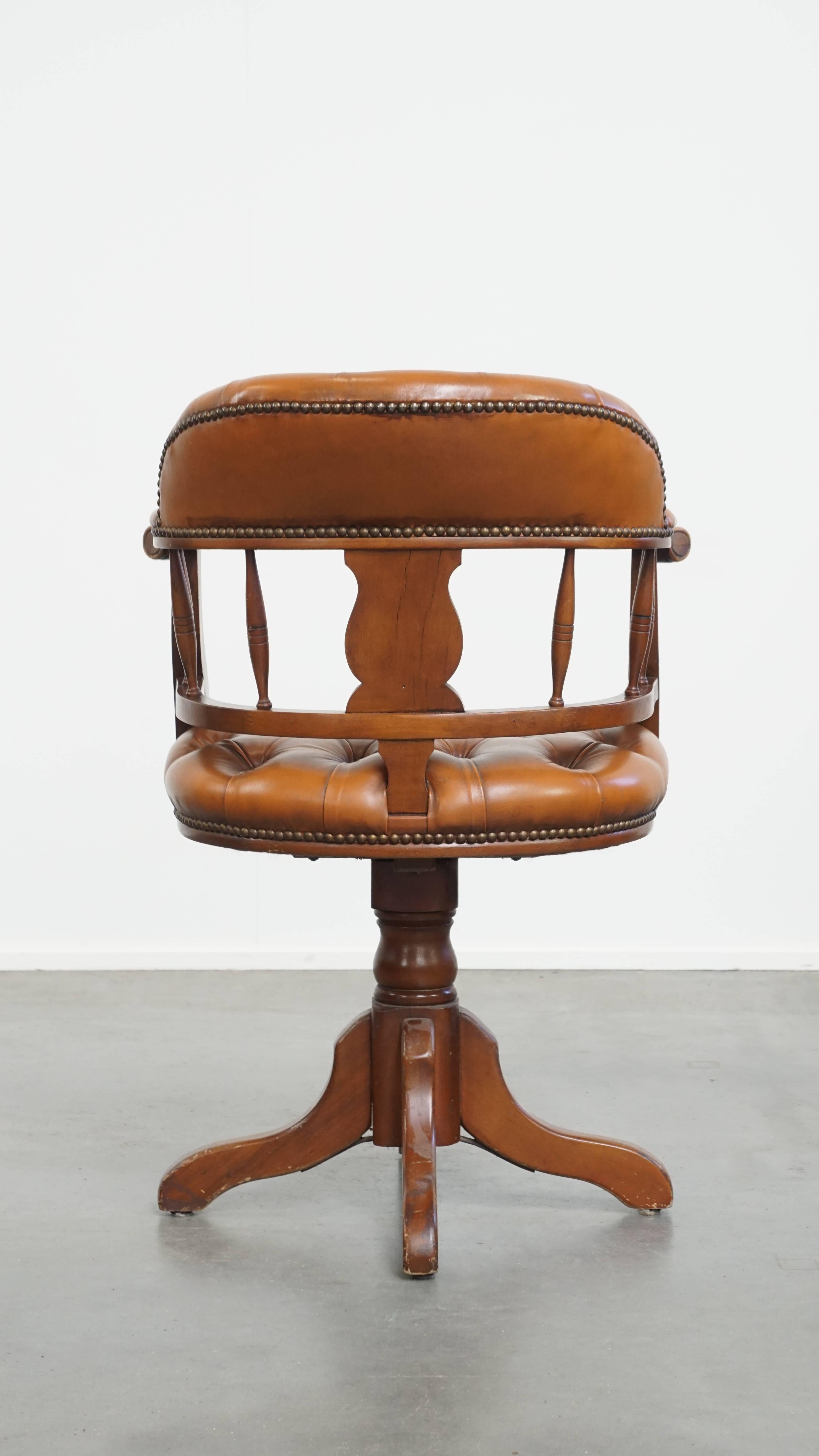 Chaise de bureau Chesterfield en cuir et Wood, de style anglais État moyen - En vente à Harderwijk, NL