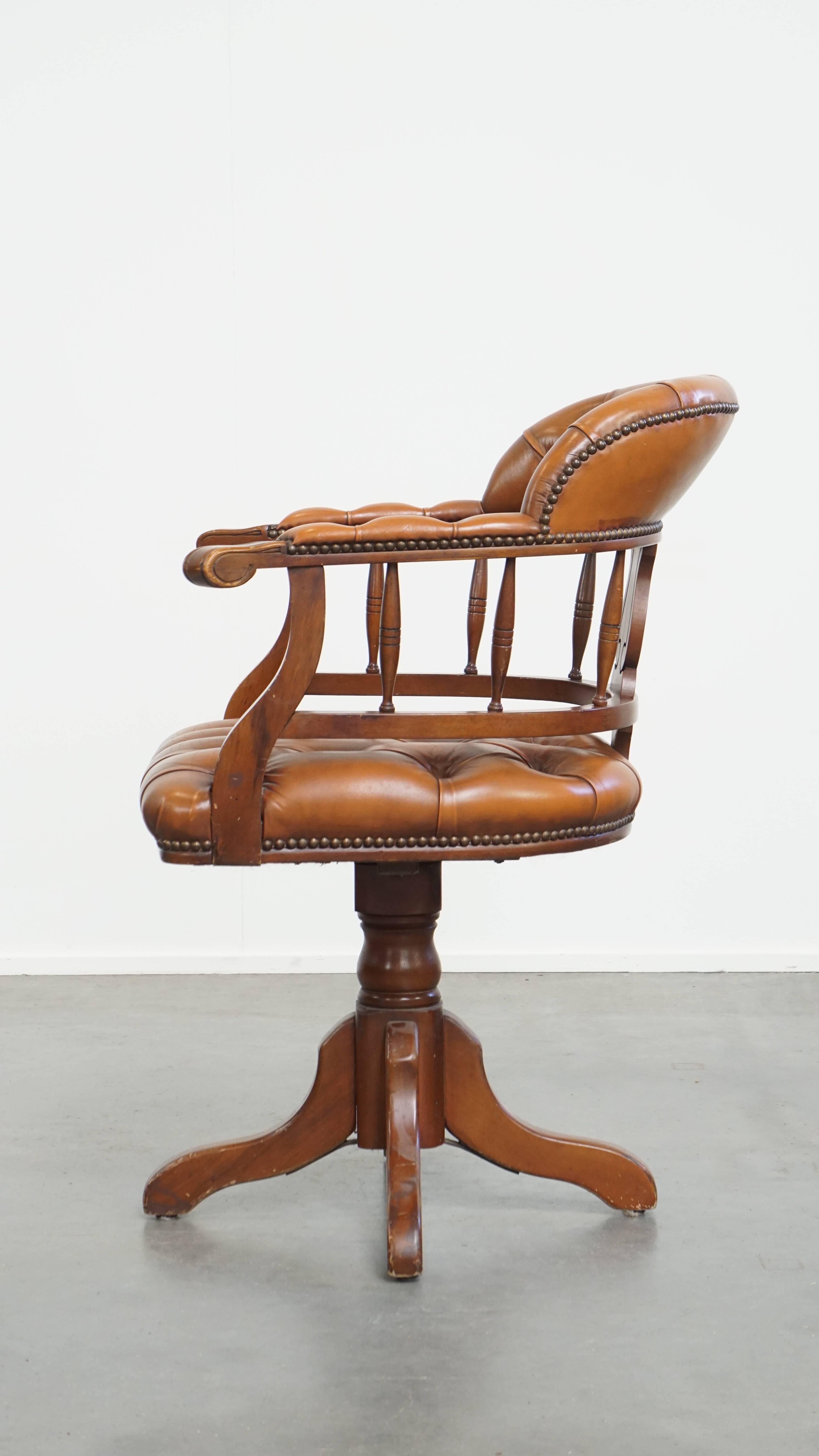 20ième siècle Chaise de bureau Chesterfield en cuir et Wood, de style anglais en vente