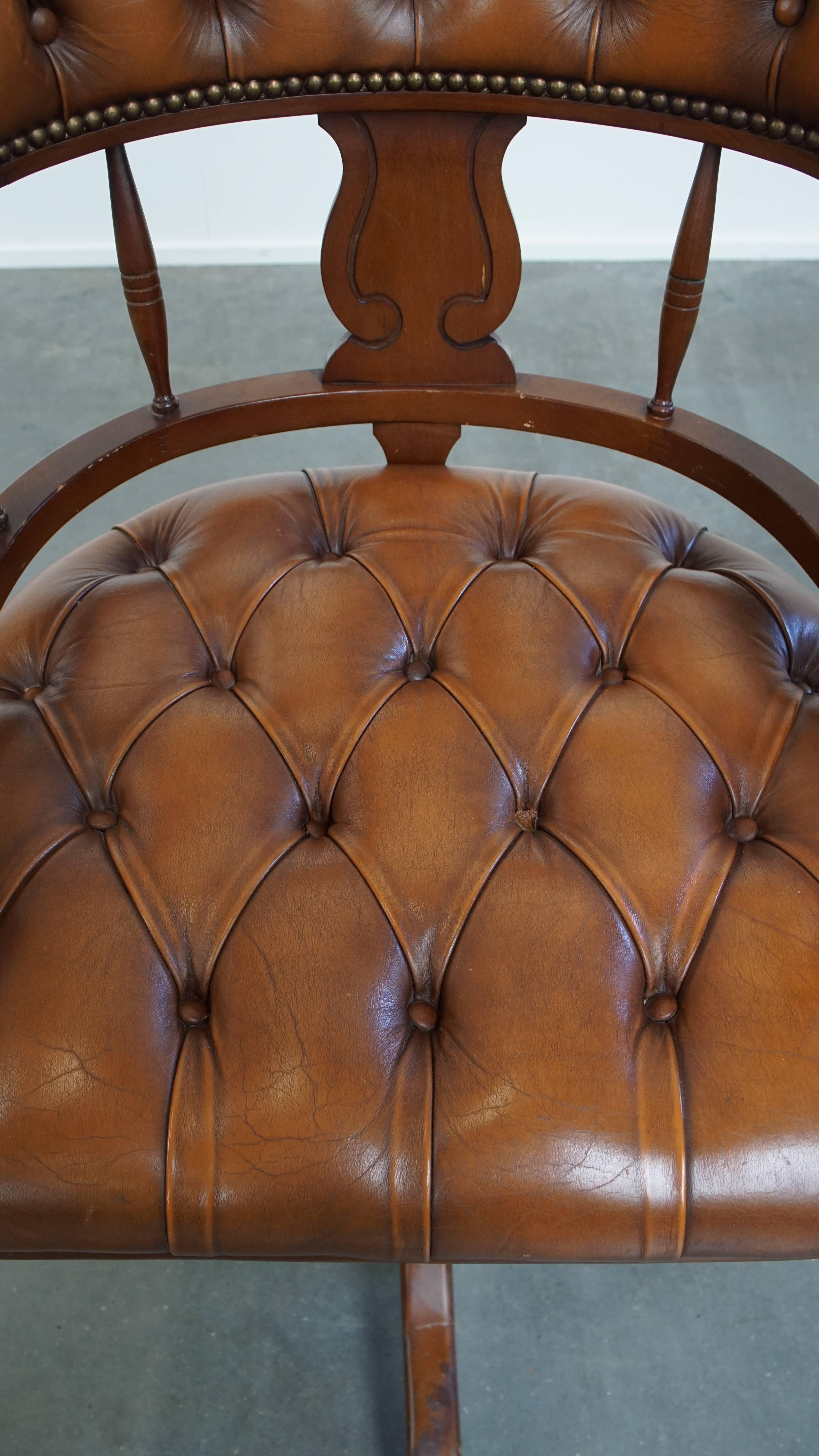 Chaise de bureau Chesterfield en cuir et Wood, de style anglais en vente 1