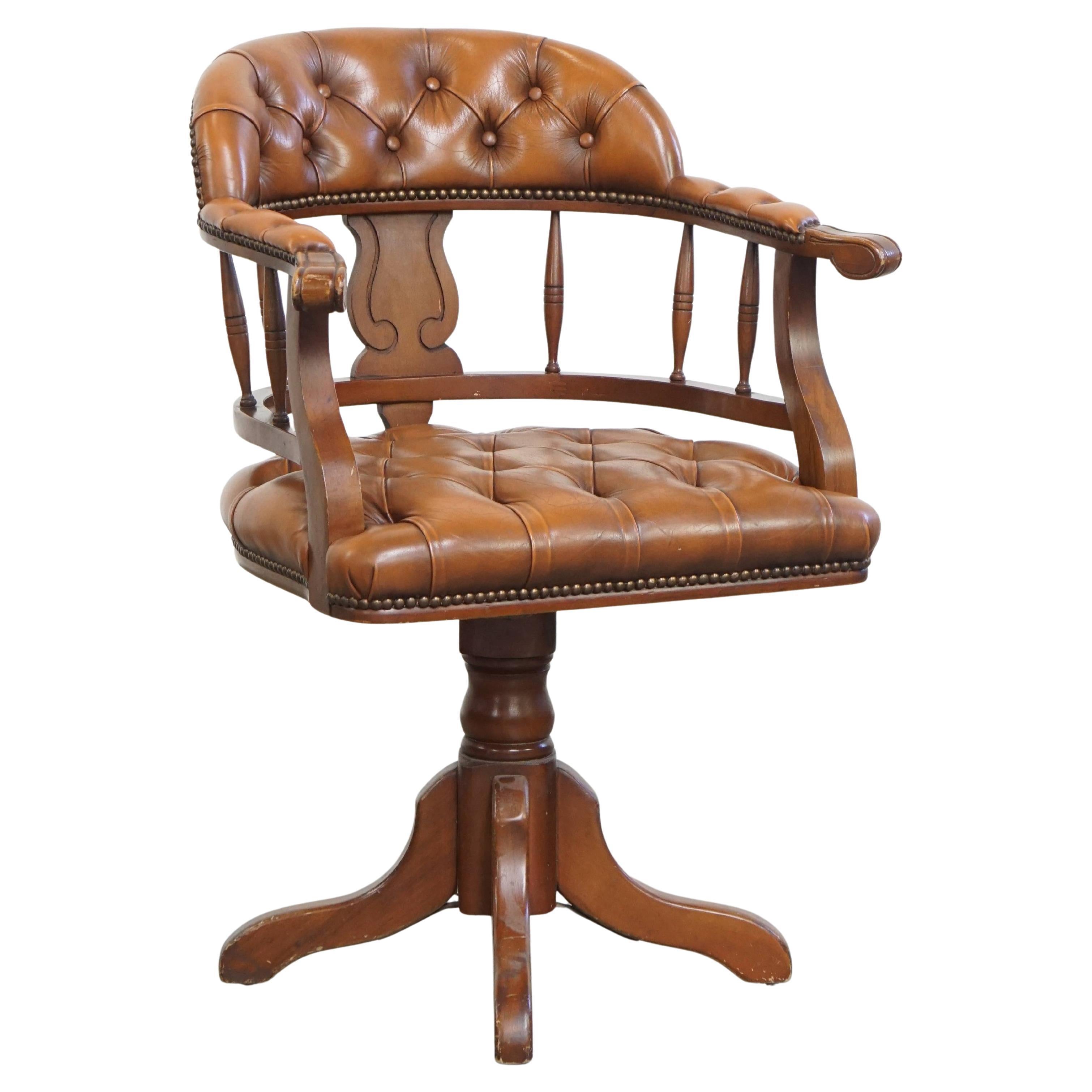 Chaise de bureau Chesterfield en cuir et Wood, de style anglais en vente