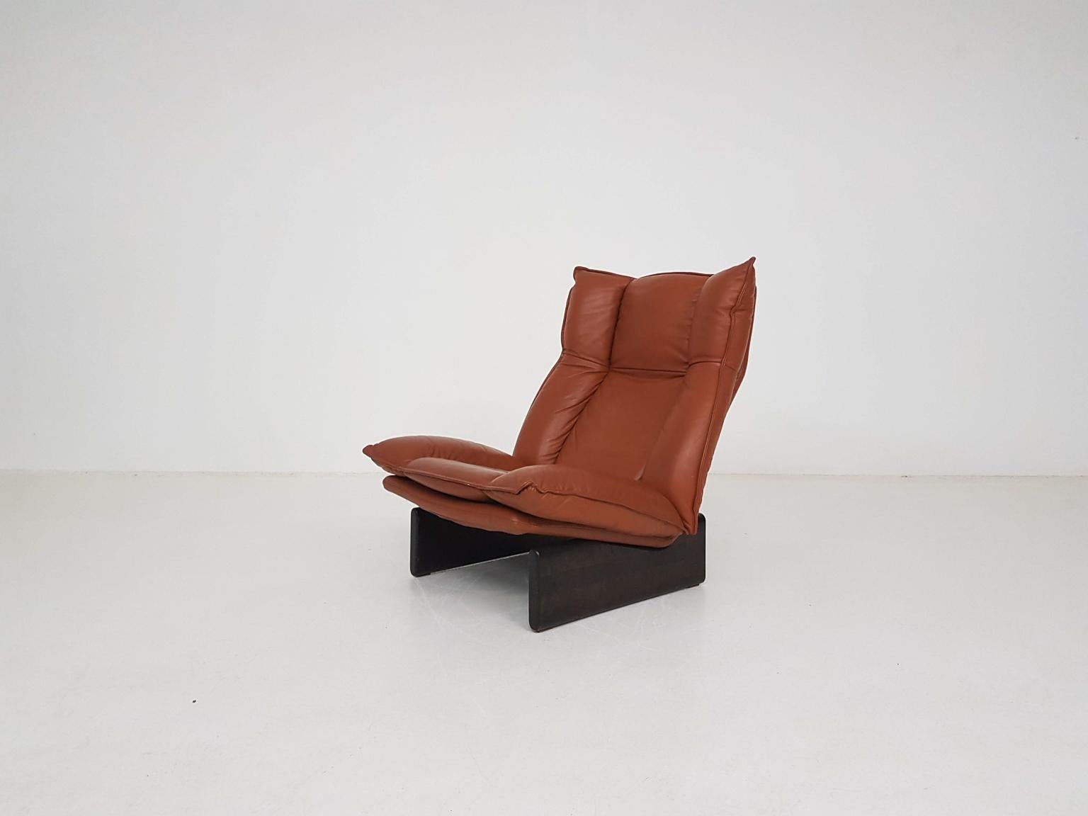 Lounge chair made in leather on a wooden base by Dutch high end furniture manufactorer Leolux from the 1970s.

We think this lounge chair has a very distinctive design for its period. The seating and back are made of one piece, upholstered with