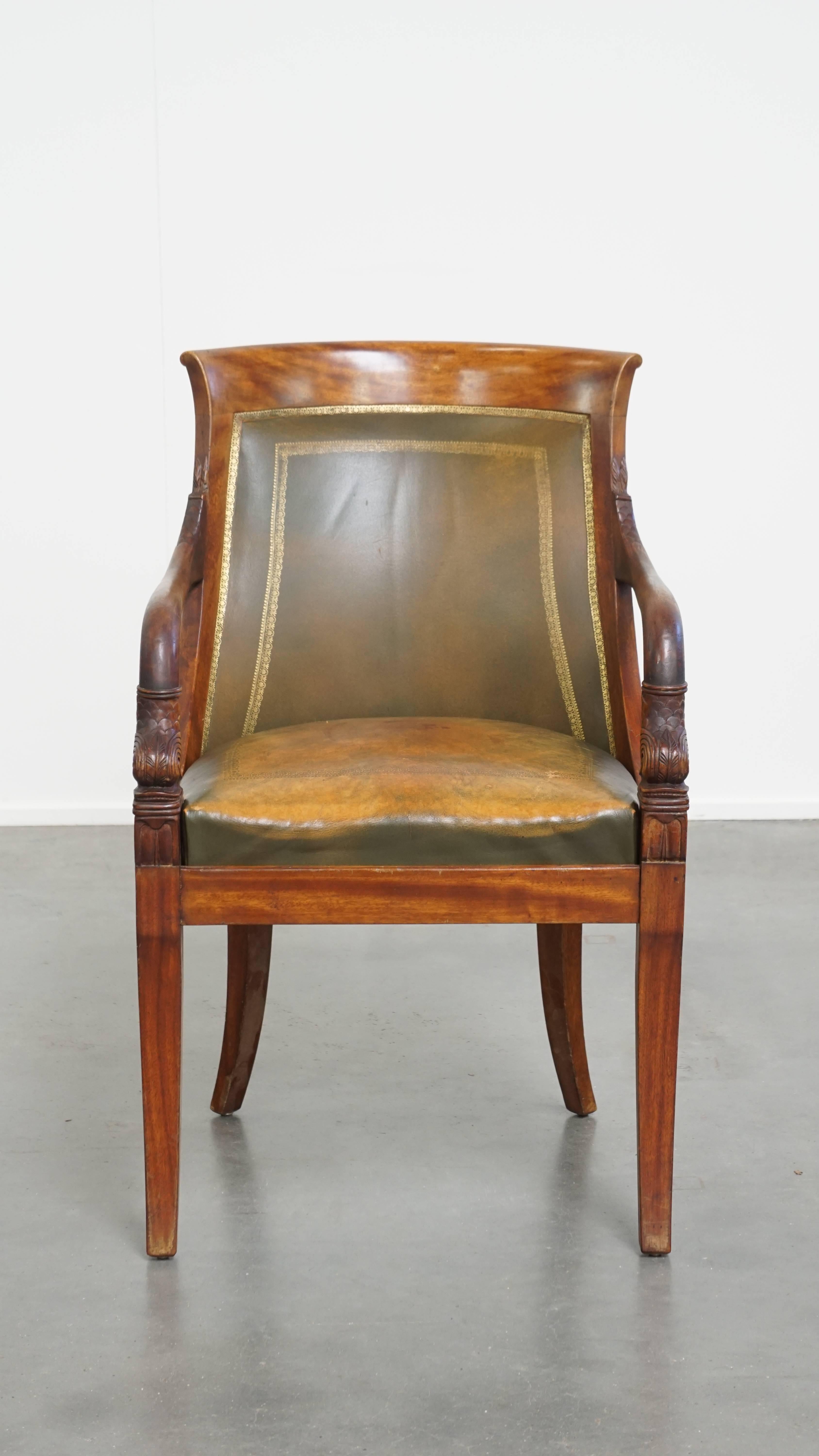 In offerta c'è un'elegante sedia da scrivania in pelle verde e legno in stile Impero dei primi del Novecento.

Questa sedia in pelle verde e legno dell'inizio del XX secolo può essere utilizzata come una graziosa poltrona o come sedia da scrivania.