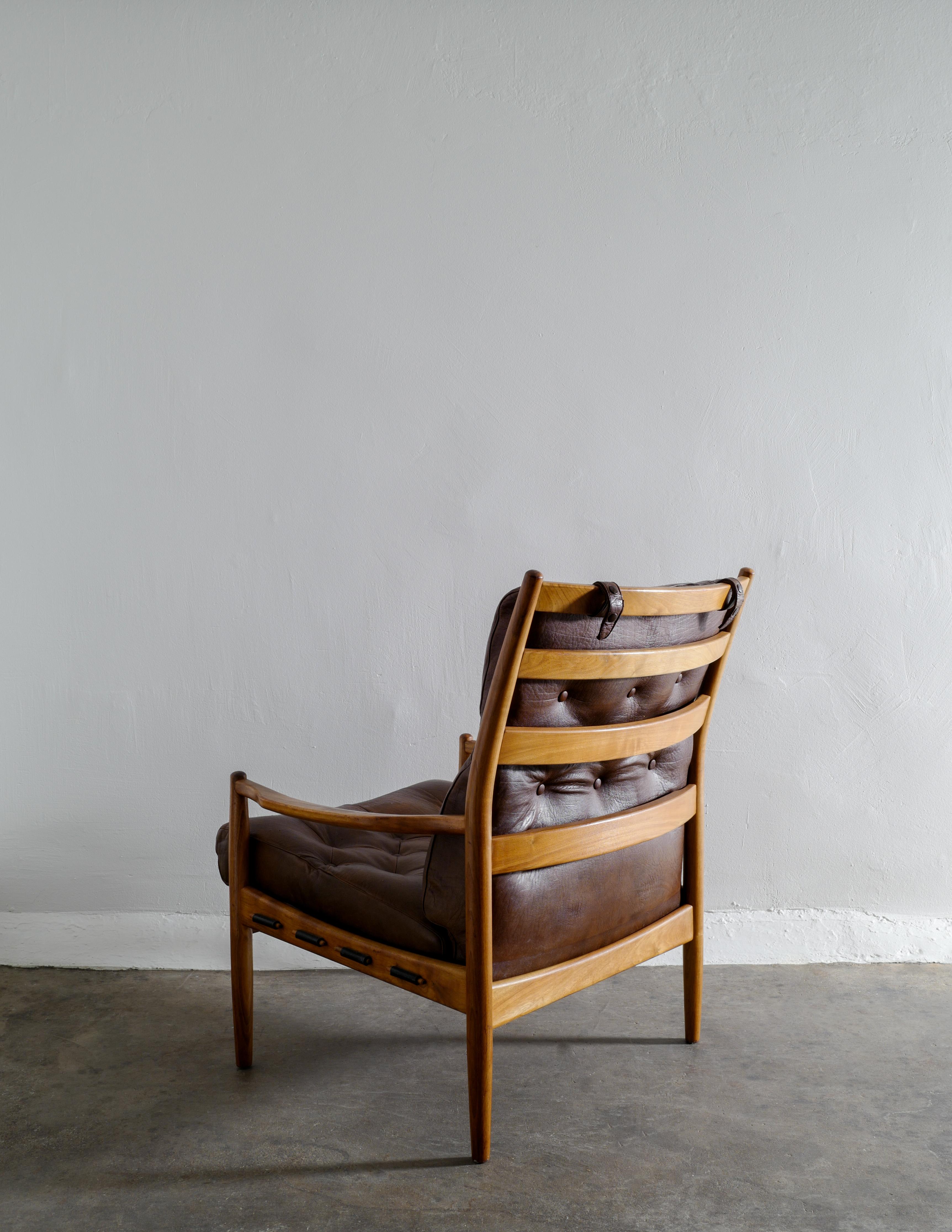 Rare armchair in dark brown buffalo leather and walnut designed by Ingemar Thillmark in the 1960s and produced by 