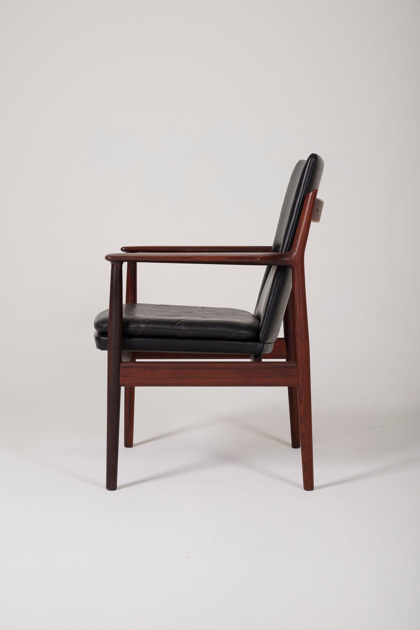 Fauteuil vintage danois en bois de rose du designer Arne Vodder (1926-2009) pour Sibast Furniture, années 1960. Très bon état général.
DV81