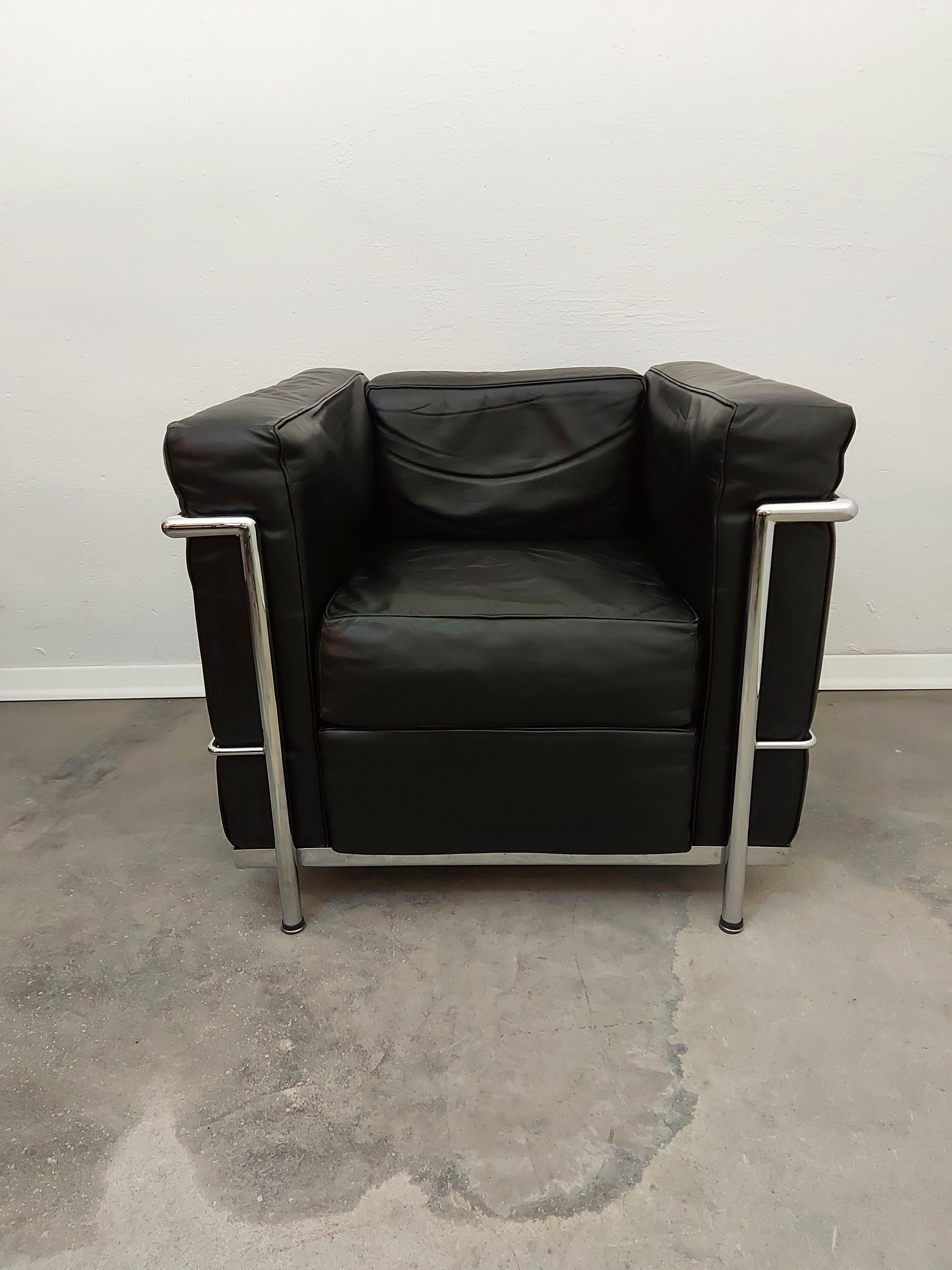 Condition: The leather and chrome are in mint condition.
Manufacturer: made in Italy, 1990s
Style: Design Classics, Midcentury Modern
Materials: Leather, Chrome
Color: Black, silver