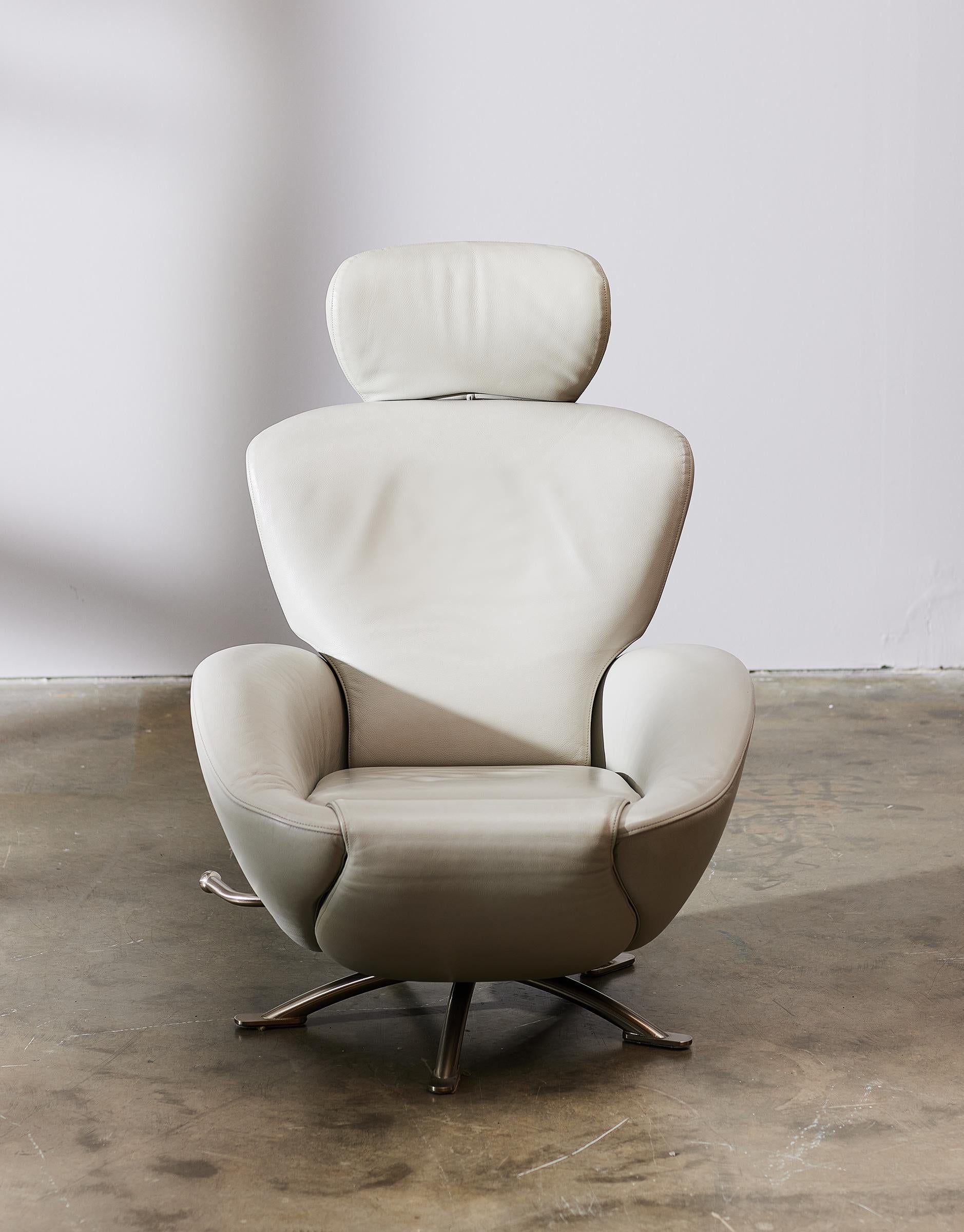 A versatile design piece with contemporary lines, the DODO recliner was designed by Japanese designer Toshiyuki Kita for Cassina in 2000.
From a reading chair to a chaise longue, Dodo fits perfectly into any contemporary space. Its swivel seat on a