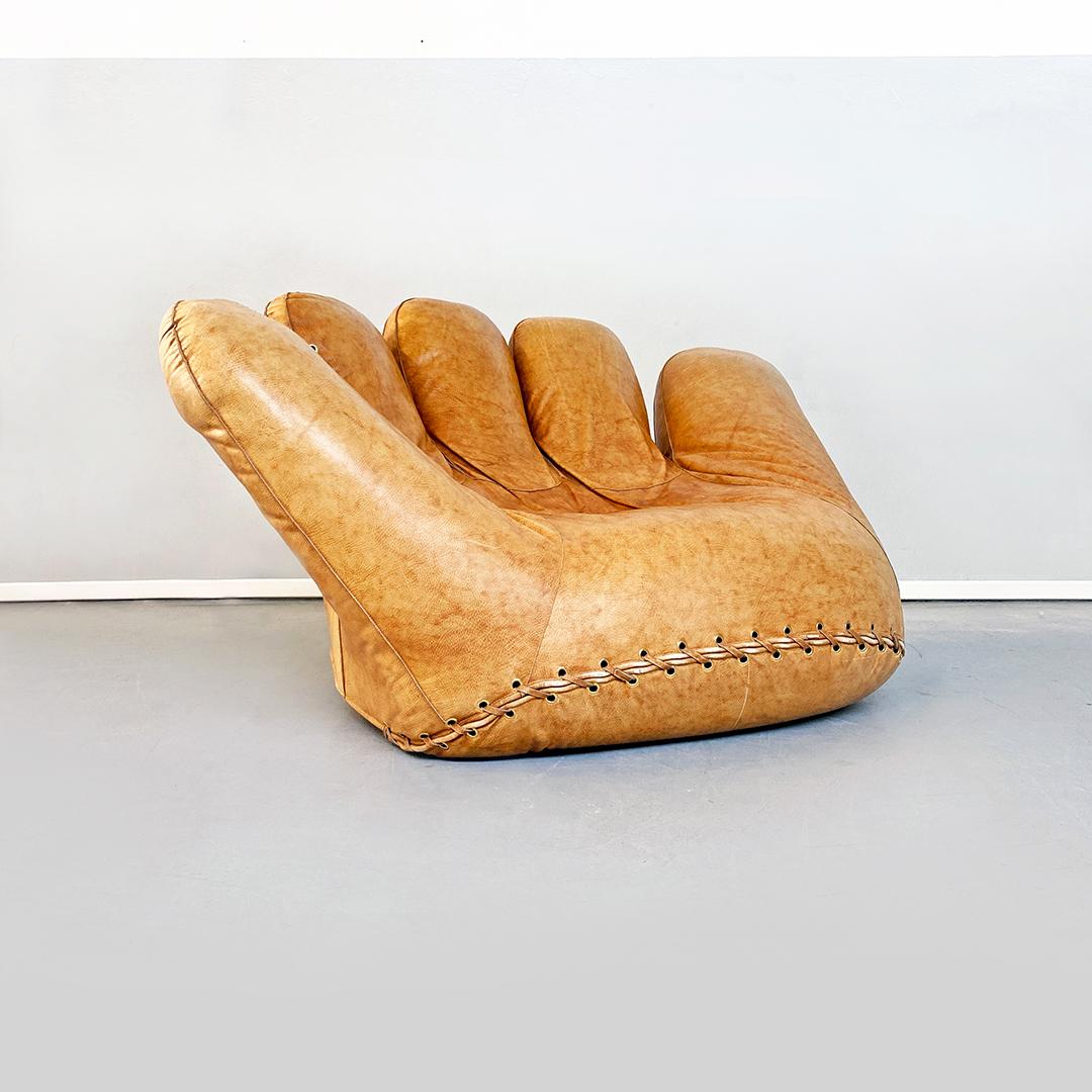 Italian Mid-Century Modern leather armchair mod. Joe by J. De Pas, D. D'Urbino and P. Lomazzi, 1970s
Joe model leather armchair, in the shape of a baseball glove and on wheels.
Designed in the 70s by Jonathan de Pas, Donato D'urbino and Paolo