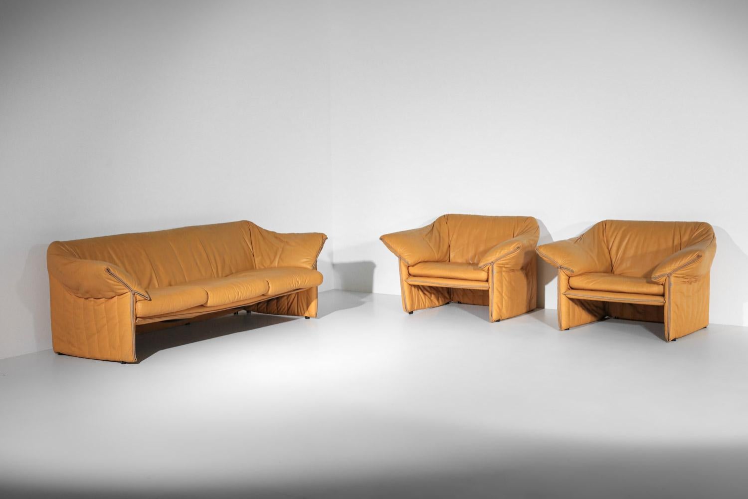 Pair of 60s/70s armchairs by Italian designer Mario Bellini, published by B&B Italy, “La Stelle” model. Entirely in mustard yellow leather (original leather), this model is recognizable by its wide armrests and attractive leather finishing details