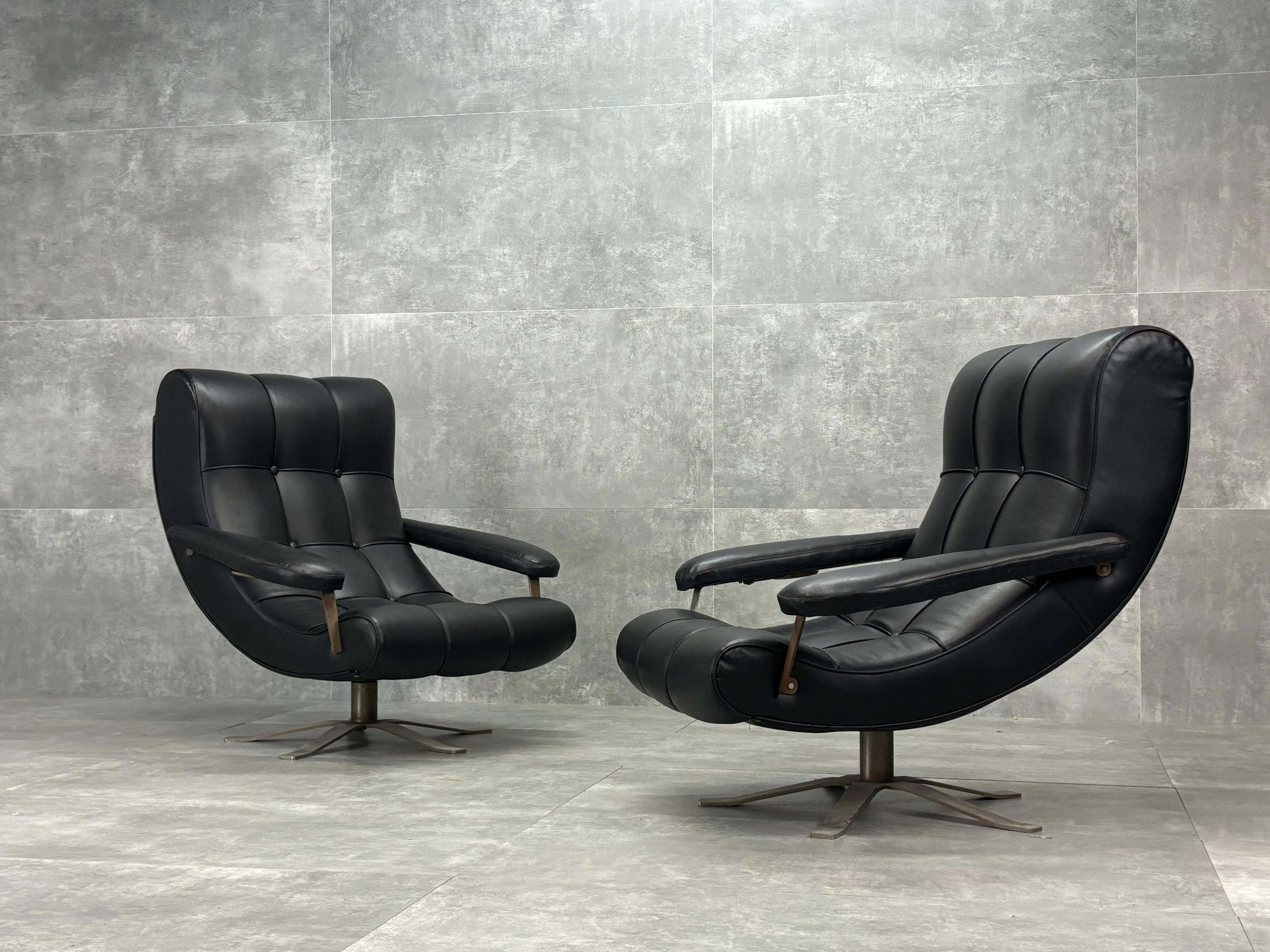 Black leathered armchairs by Guido Bonzanin for Tecnosakotto, 1960s. Original uphstery. Swivel structure.