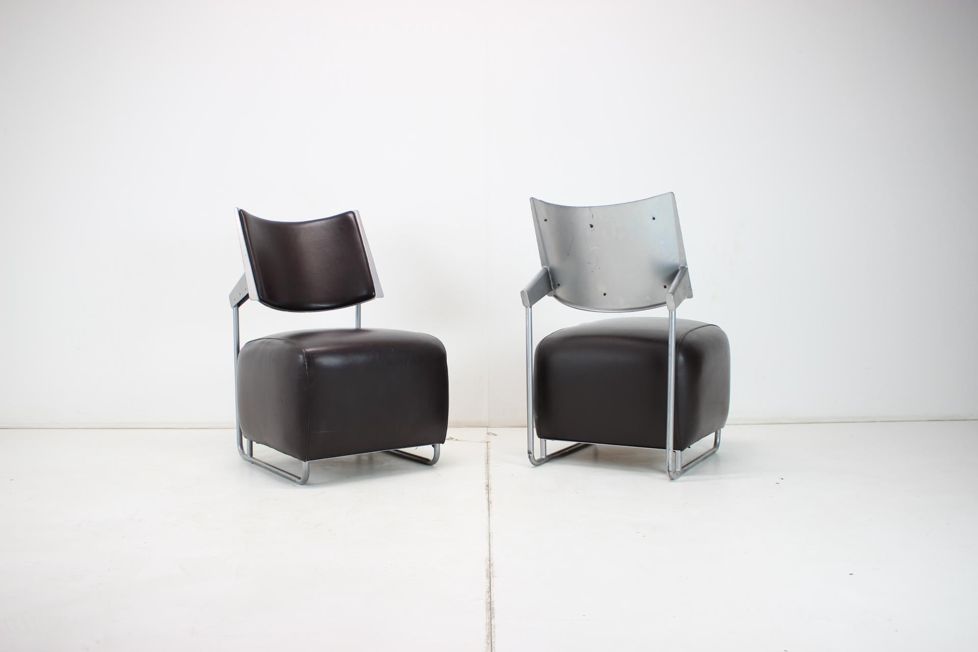 Set of two leather chairs made by Harri Korhonen for Inno, made in Finland in the 1990's.
Made of leather and metal.
Fully functional, in original condition, with a few minor signs of use.
Ready to be used.