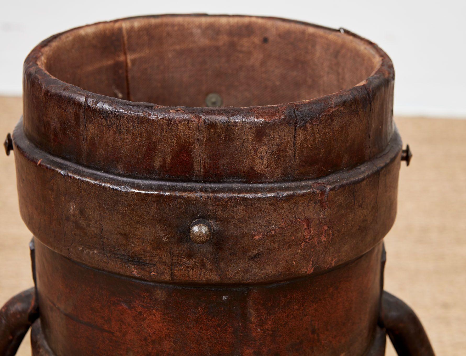 Un grand porte-artillerie ou porte-cordite anglais en cuir joliment patiné avec des bandes de renfort en cuir en relief et des poignées en cuir.  Parfait comme support de bâton ou de parapluie.  Angleterre, fin du XIXe siècle-début du XXe siècle.
   