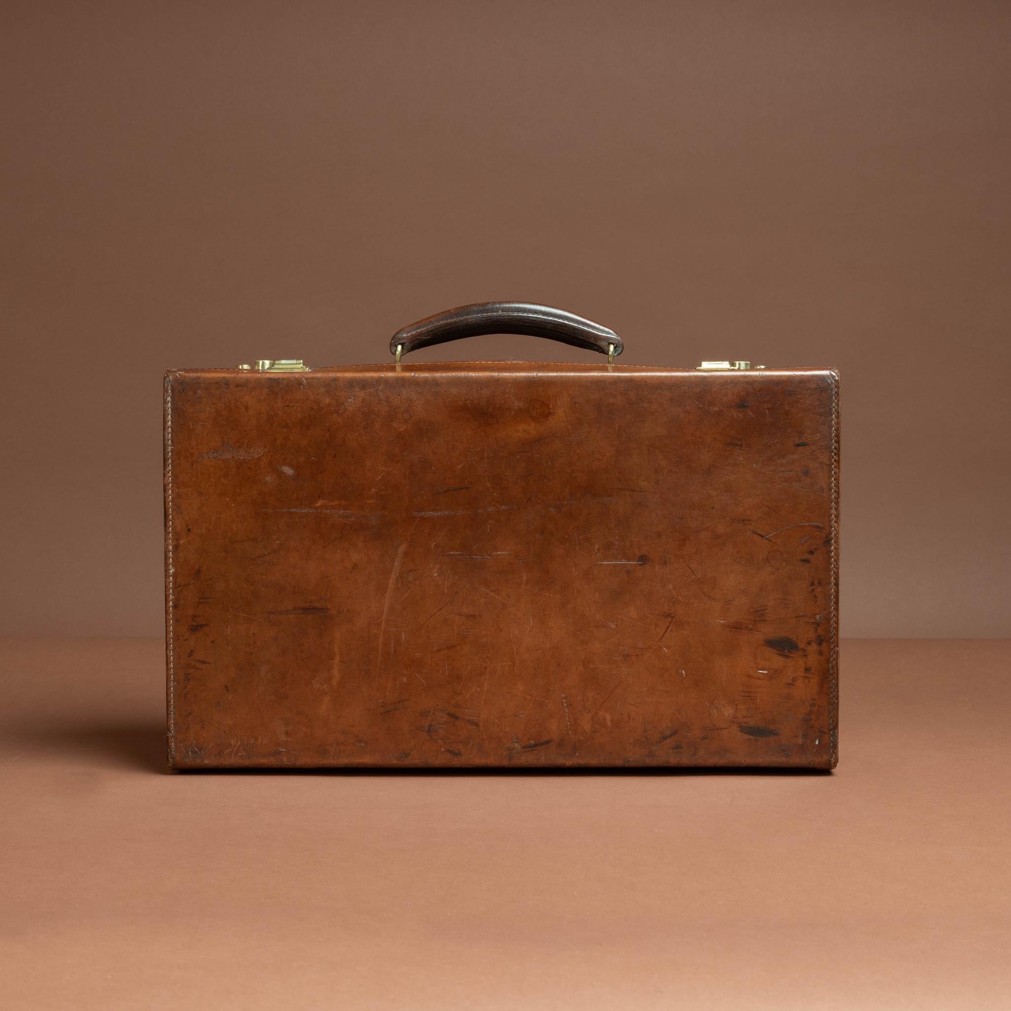 Una bella valigetta in pelle marrone, circa 1925. Con serrature in ottone di qualità e fodera originale in pelle Rexine all'interno. Questo caso non è siglato.

Dimensioni: 45,5 cm/17⅞ pollici (larghezza) x 27 cm/10⅝ pollici (profondità) x 10 cm/3⅞