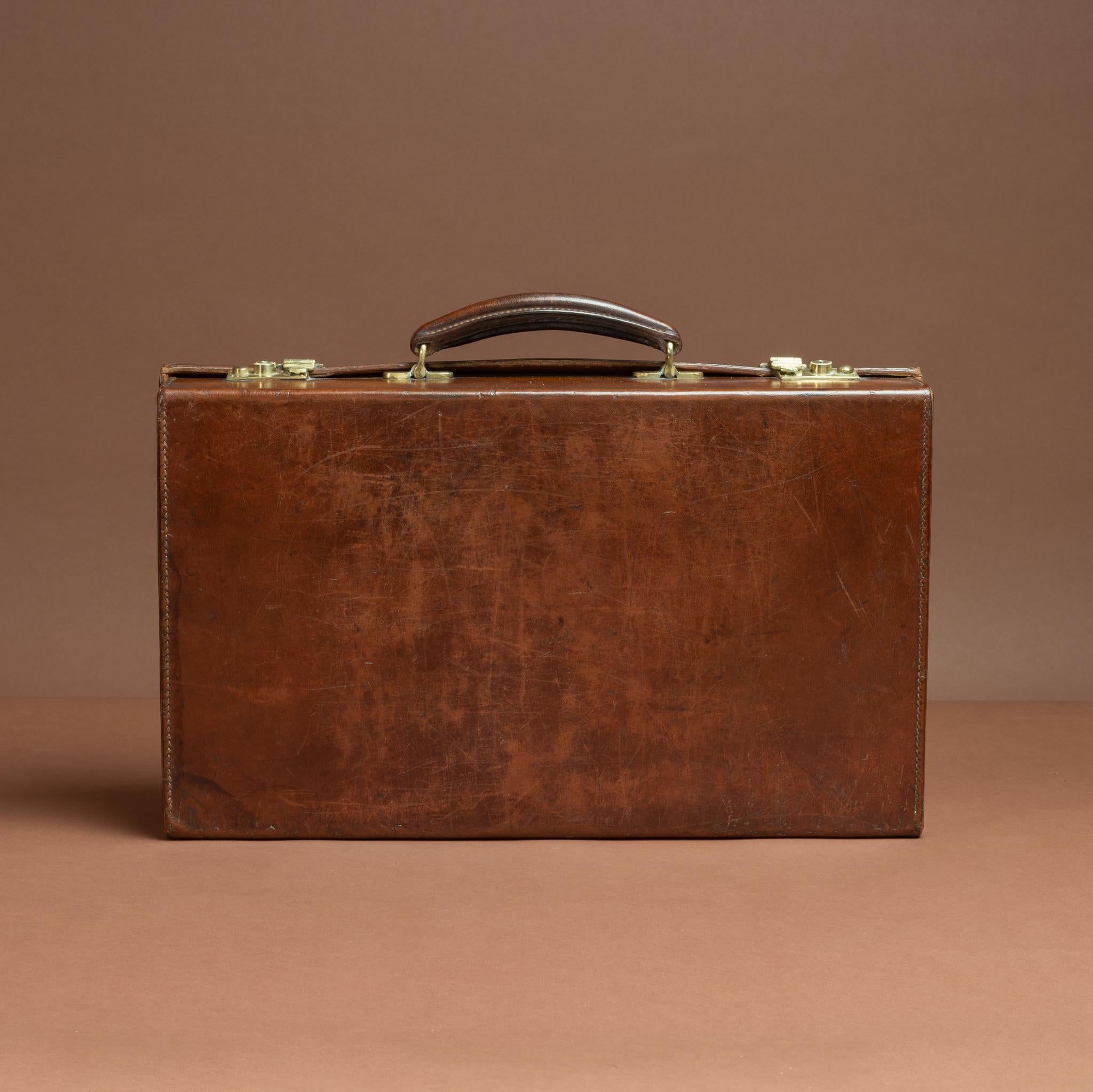 Custodia in pelle, CIRCA 1925 In condizioni buone in vendita a London, GB