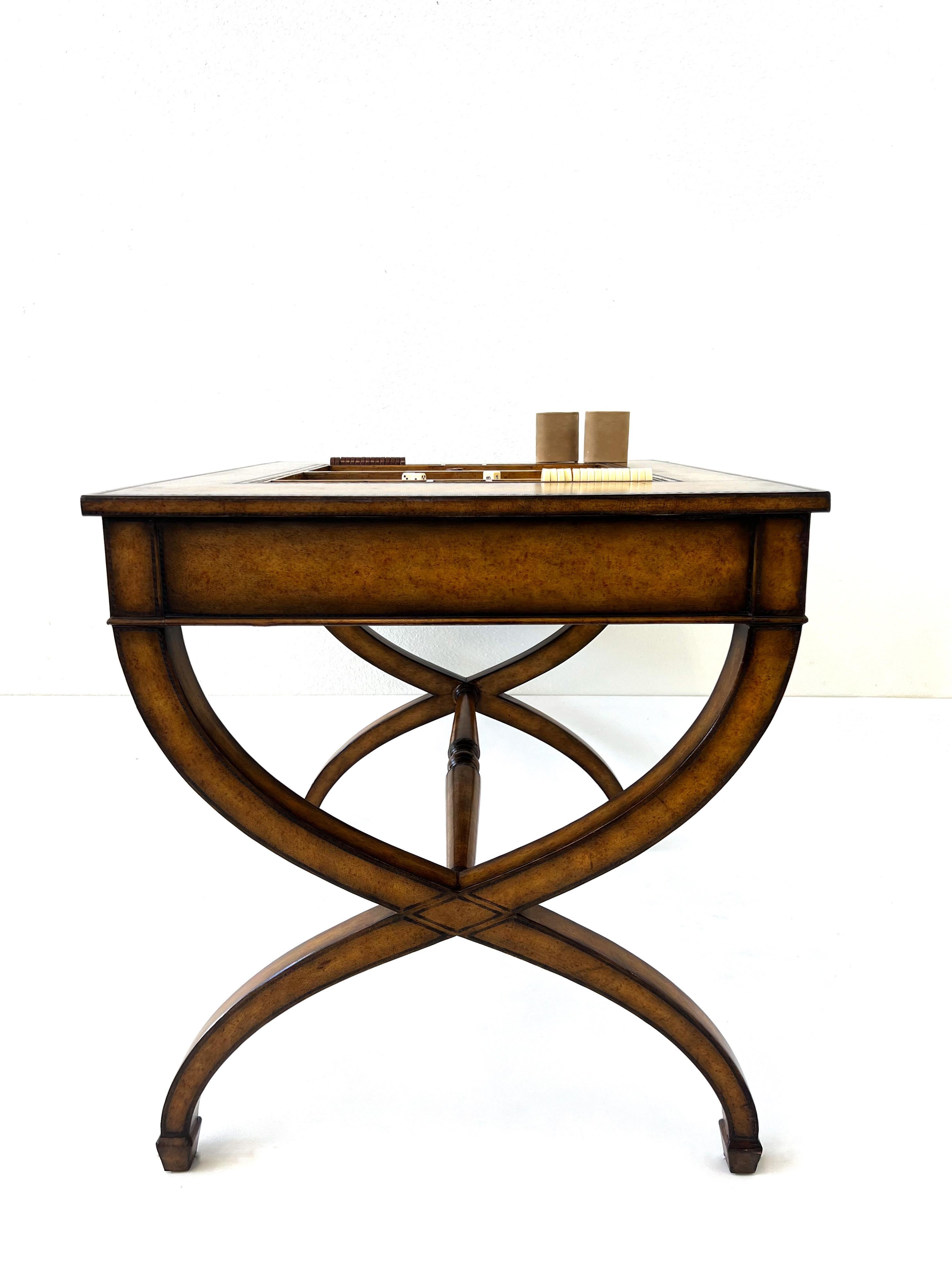 Un elegante tavolo da backgammon in pelle degli anni '90 di Collectional. 
Design per il backgammon, ma la parte superiore si ribalta per permetterti di giocare a carte. 
Presenta un'usura coerente con l'età. 

Misure: Profondità 28