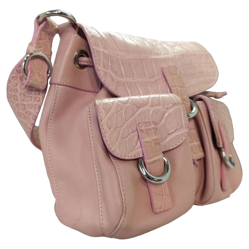 Leather and crocodile leather Pink color Single handle Double external pocket Internal zip pocket Choke closure with magnet Suede interior Cm 23 x 21 x 10 (905 x 826 x 393 inches) Presence of a small pen mark on the outside and one inside see photo