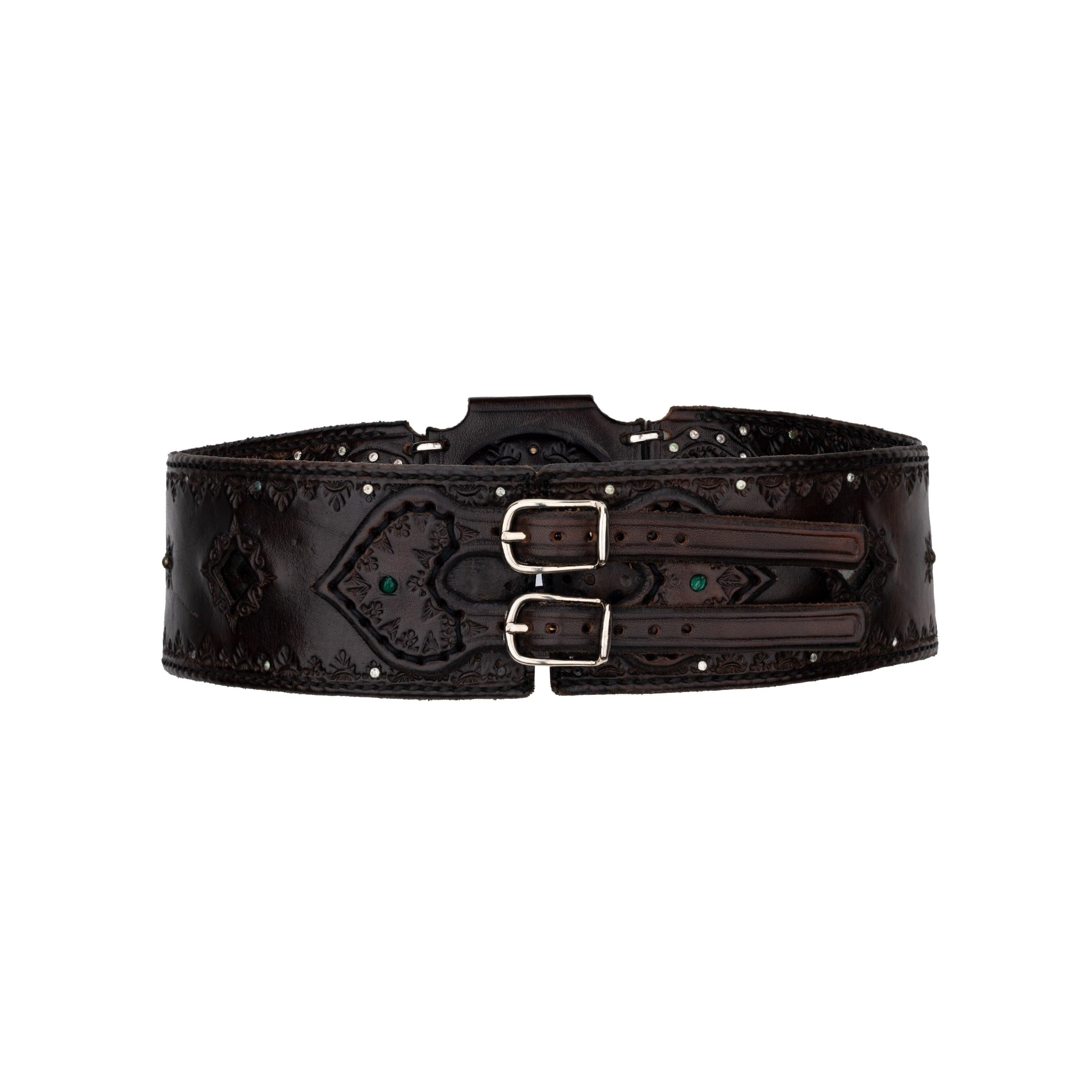 Cintura in pelle marrone Collection'S. Stile a fascia con chiusura sul retro, decorato con mini borchie. Lunghezza: 105;
 Lunghezza minima: 92;
 Larghezza: 7;