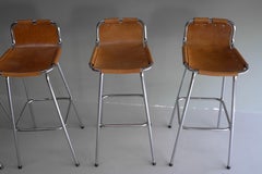 Taburetes de cuero seleccionados por Charlotte Perriand para la estación de esquí de Les Arcs, Francia