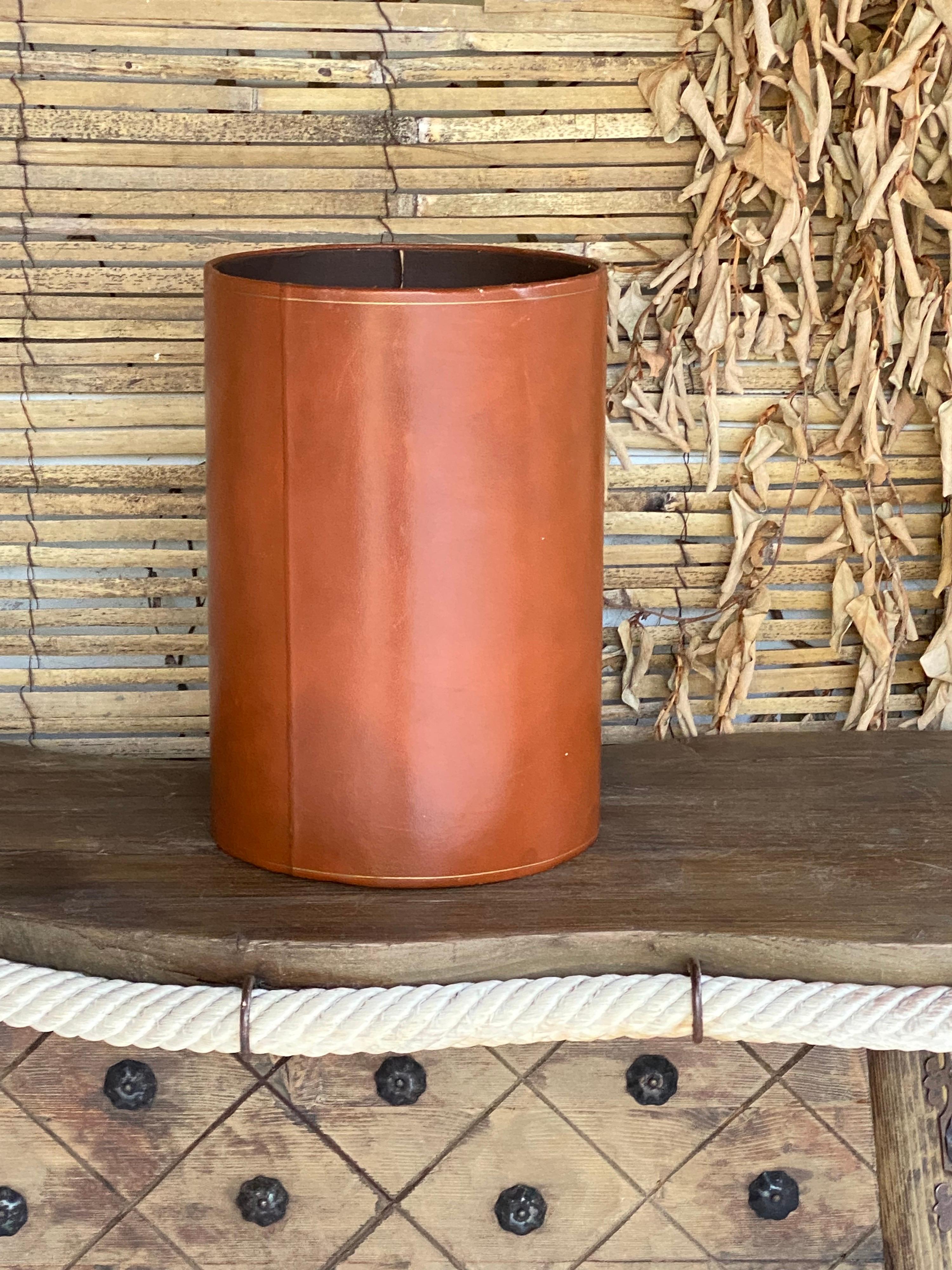 This basket, or trash can, is signed Lancel Paris underneath, and has been made in Italy in the 1970's.
The leather as a beautiful old patina.
It is in good condition.