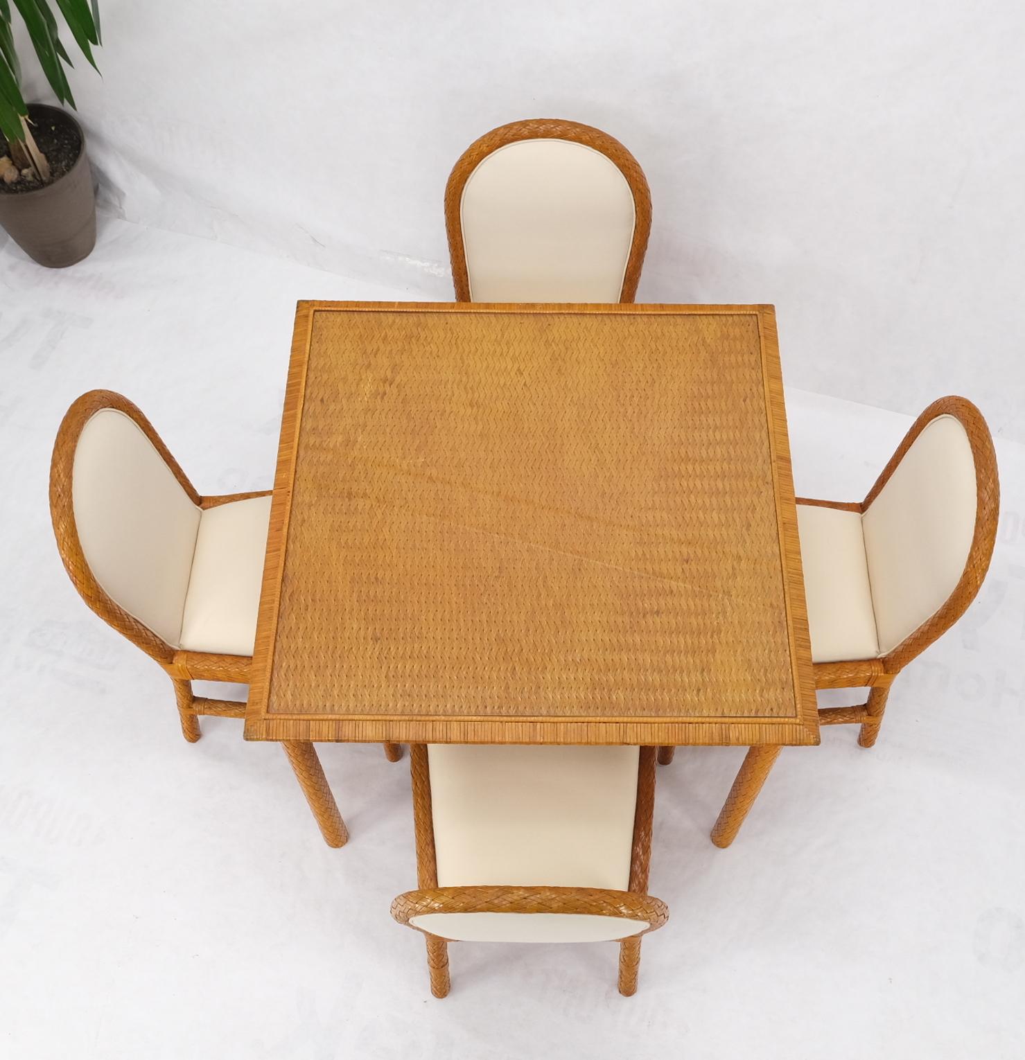 Table de salle  manger carre en cuir tress style osier avec 4 chaises dessus en verre en vente 5