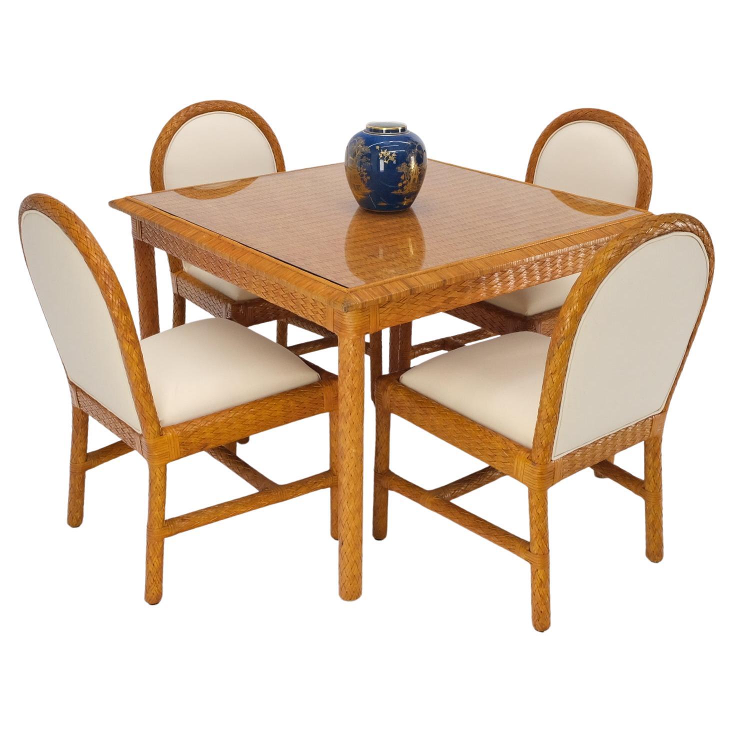 Table de salle à manger carrée en cuir tressé et osier, 4 chaises, plateau en verre.
Garniture en laine beige entièrement neuve. 
La table mesure 42 x 42 x 30 