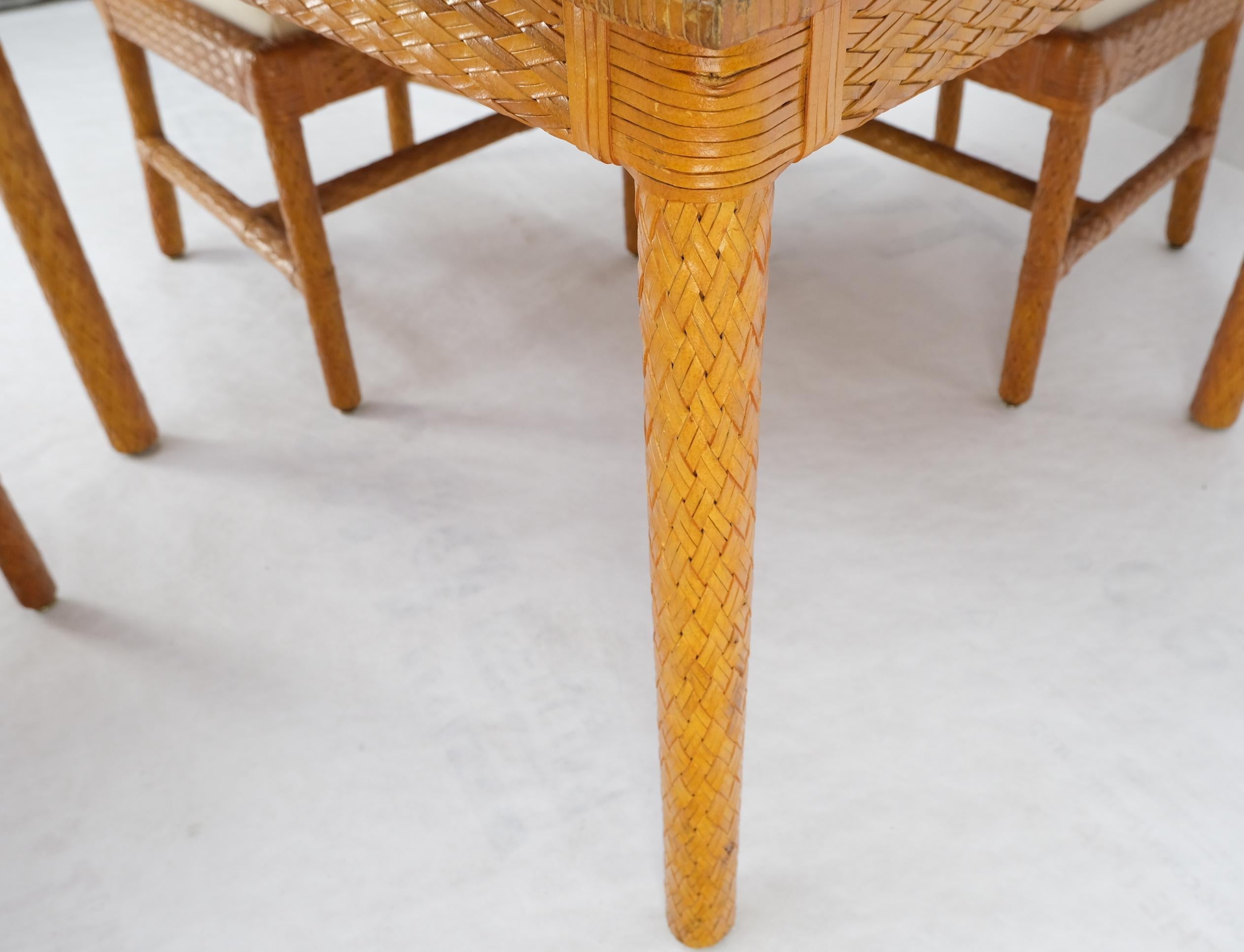 Cuir Table de salle  manger carre en cuir tress style osier avec 4 chaises dessus en verre en vente
