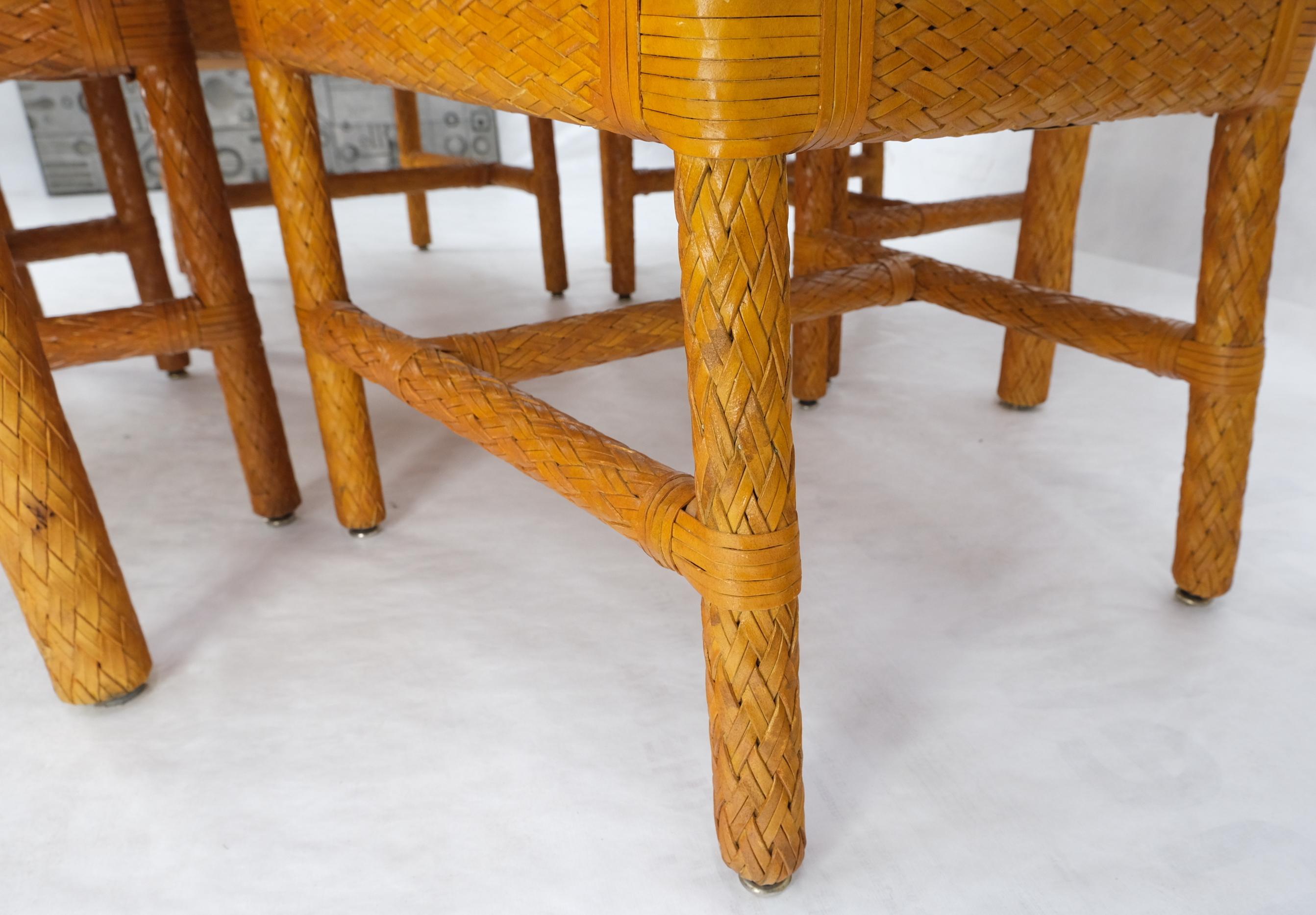 Table de salle  manger carre en cuir tress style osier avec 4 chaises dessus en verre en vente 1