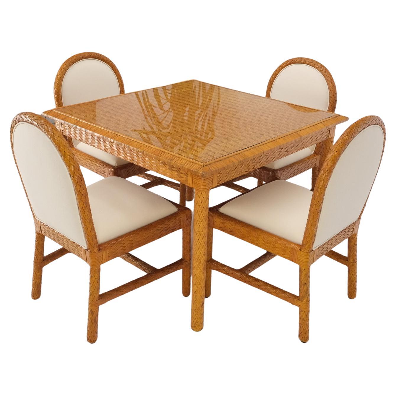 Table de salle  manger carre en cuir tress style osier avec 4 chaises dessus en verre en vente