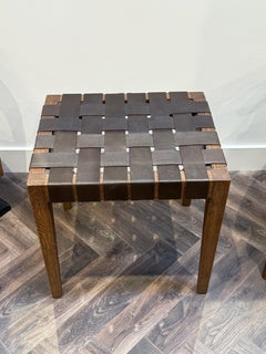 Tabouret / table d'appoint en cuir tressé ; structure en bois de noyer