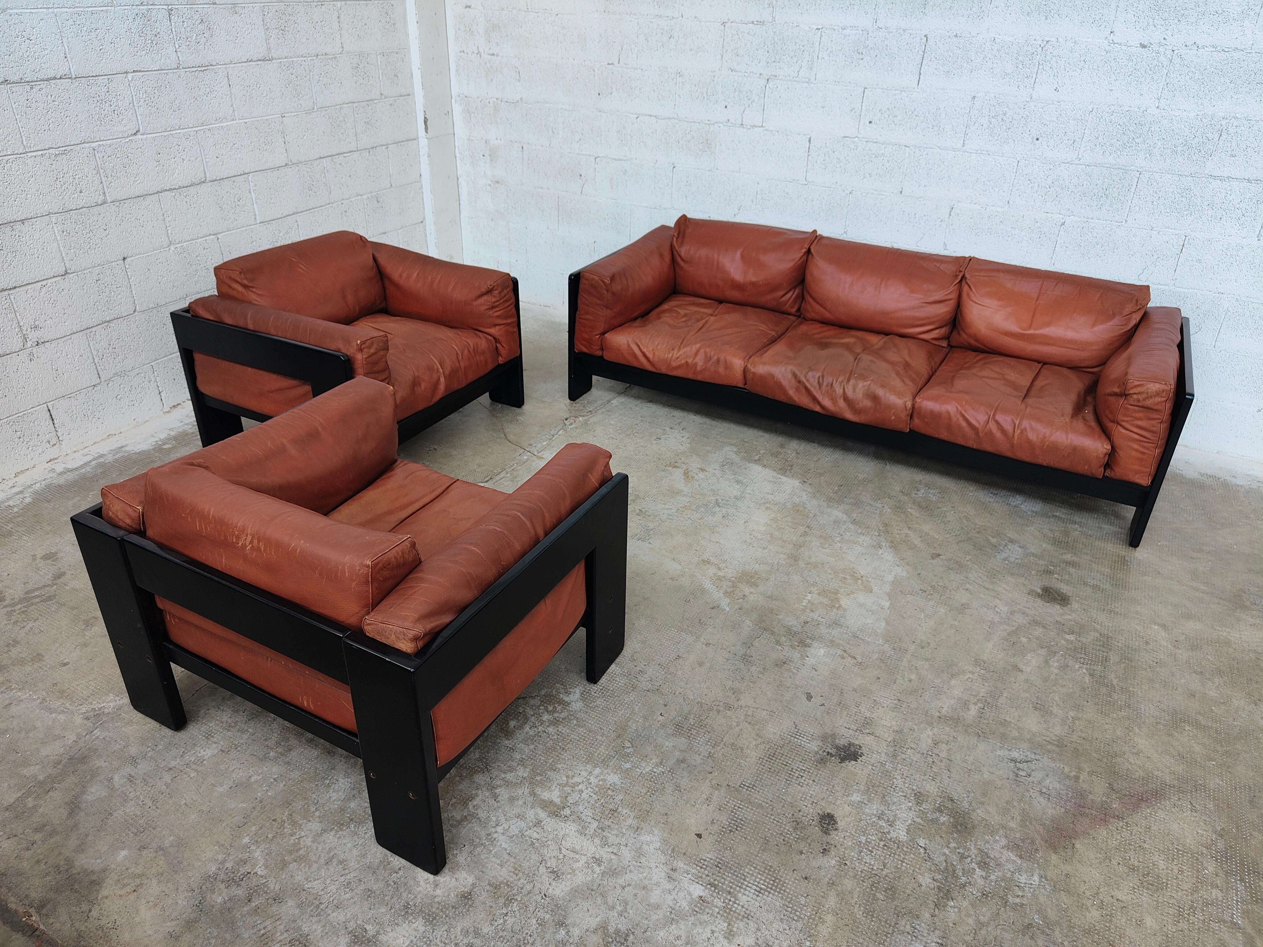 Leather 3 seater Bastiano sofa and 2 armchairs designed by Afra & Tobia Scarpa for Gavina 1960s.
Wooden structure lacquered in black with leather upholstery.
Afra & Tobia Scarpa designed the Bastiano series for the experimental design laboratory