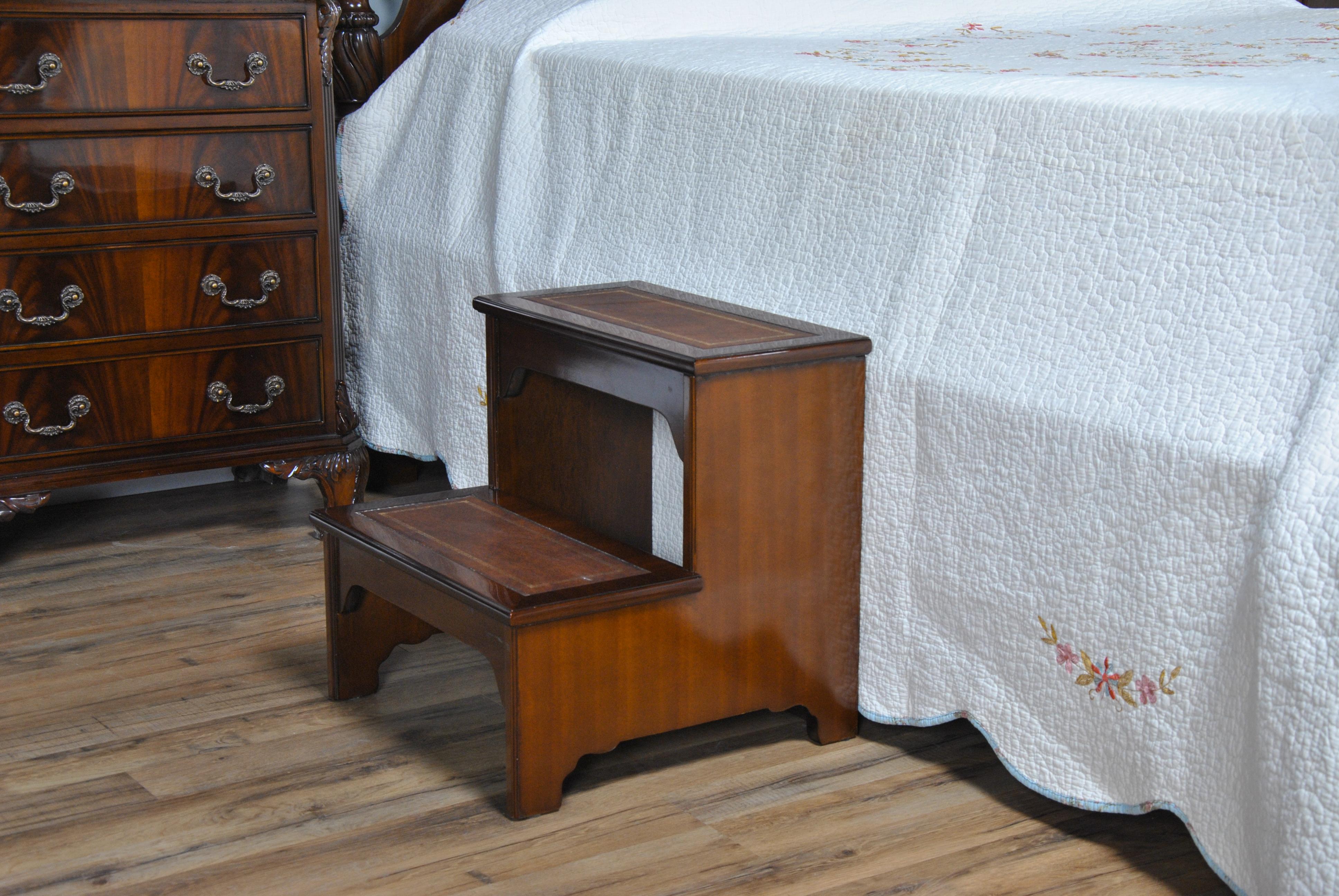 Ces marches de lit en cuir se caractérisent par une construction robuste, des marches en cuir véritable pleine fleur ainsi qu'un design simple qui leur permet de s'adapter à tous les styles de lit. Idéal pour faciliter l'entrée dans les lits