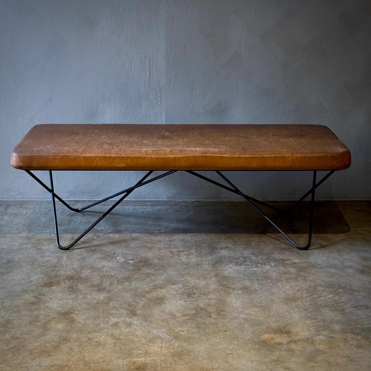 Ces bancs ont des dessus en cuir souple avec des bases en fer épurées, créant un mélange sophistiqué d'éléments de design industriels et classiques. La riche patine du cuir ajoute du caractère et de la chaleur, invitant au toucher et à