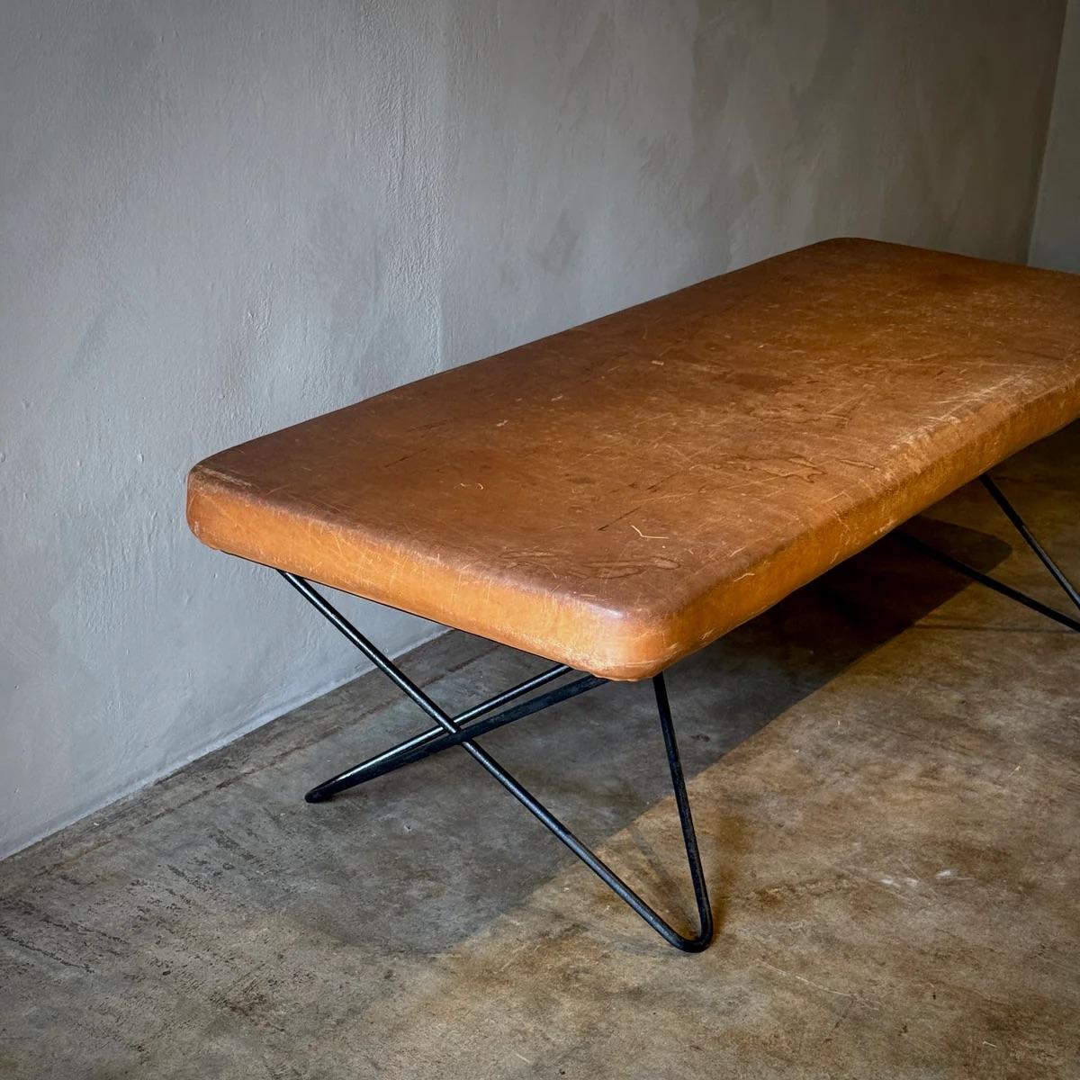 Banc en cuir Bon état - En vente à Los Angeles, CA