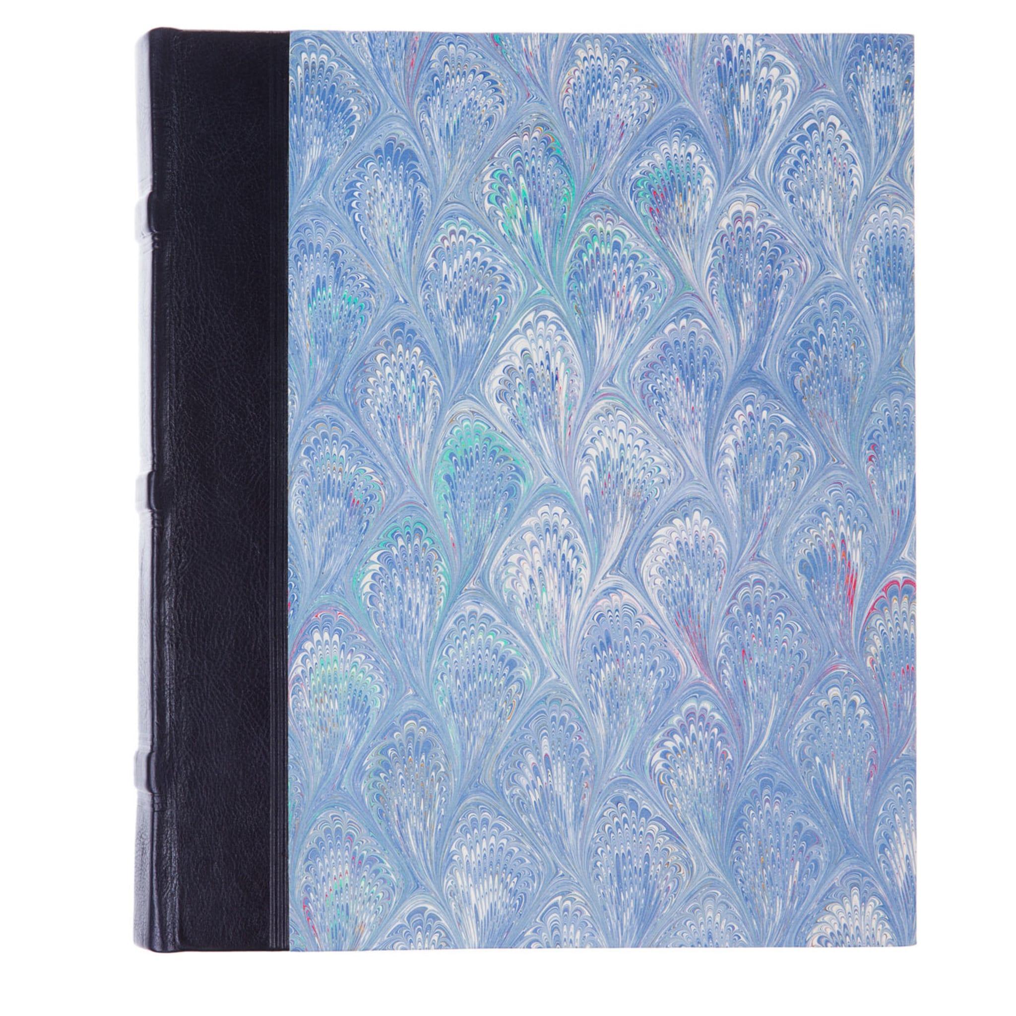 Handgefertigtes Fotoalbum des Florentiner Buchbinders Florentine Giannini mit blauem Lederrücken und wunderschönem Einband aus marmoriertem Papier in verschiedenen hellblauen Farbtönen. Es enthält 30 elfenbeinfarbene Kartenblätter zum Befestigen von