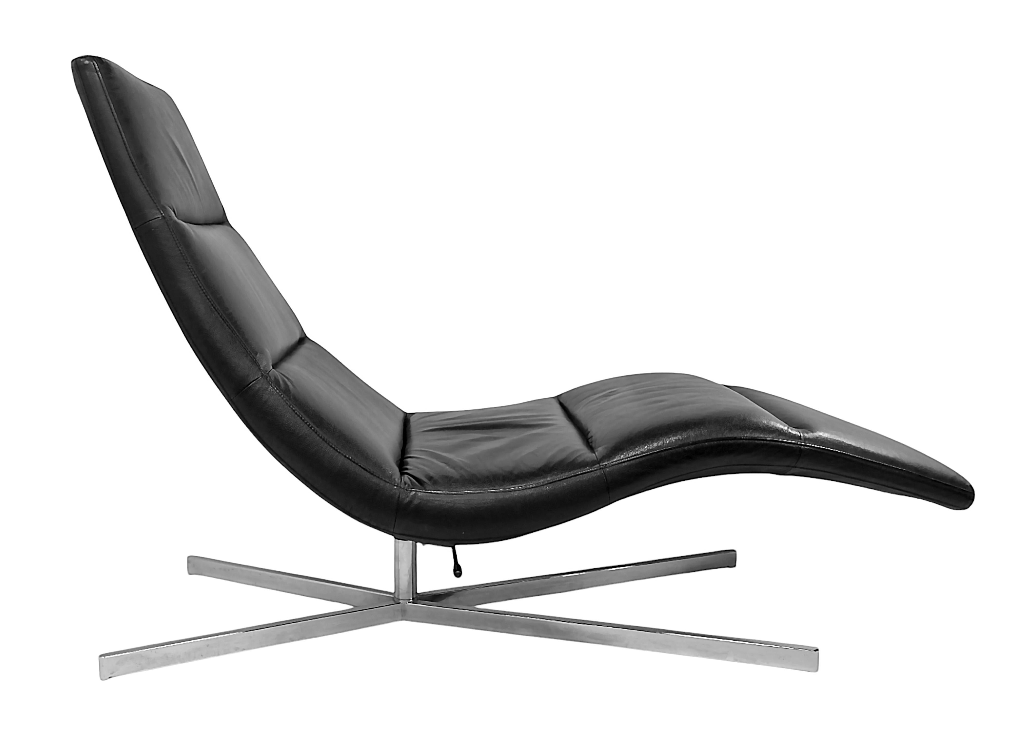Chaise longue Vintage BoConcept avec fonction relax.
En cuir noir naturel, base/pieds en acier chromé.
Label : BoConcept.
Très bon état vintage.
