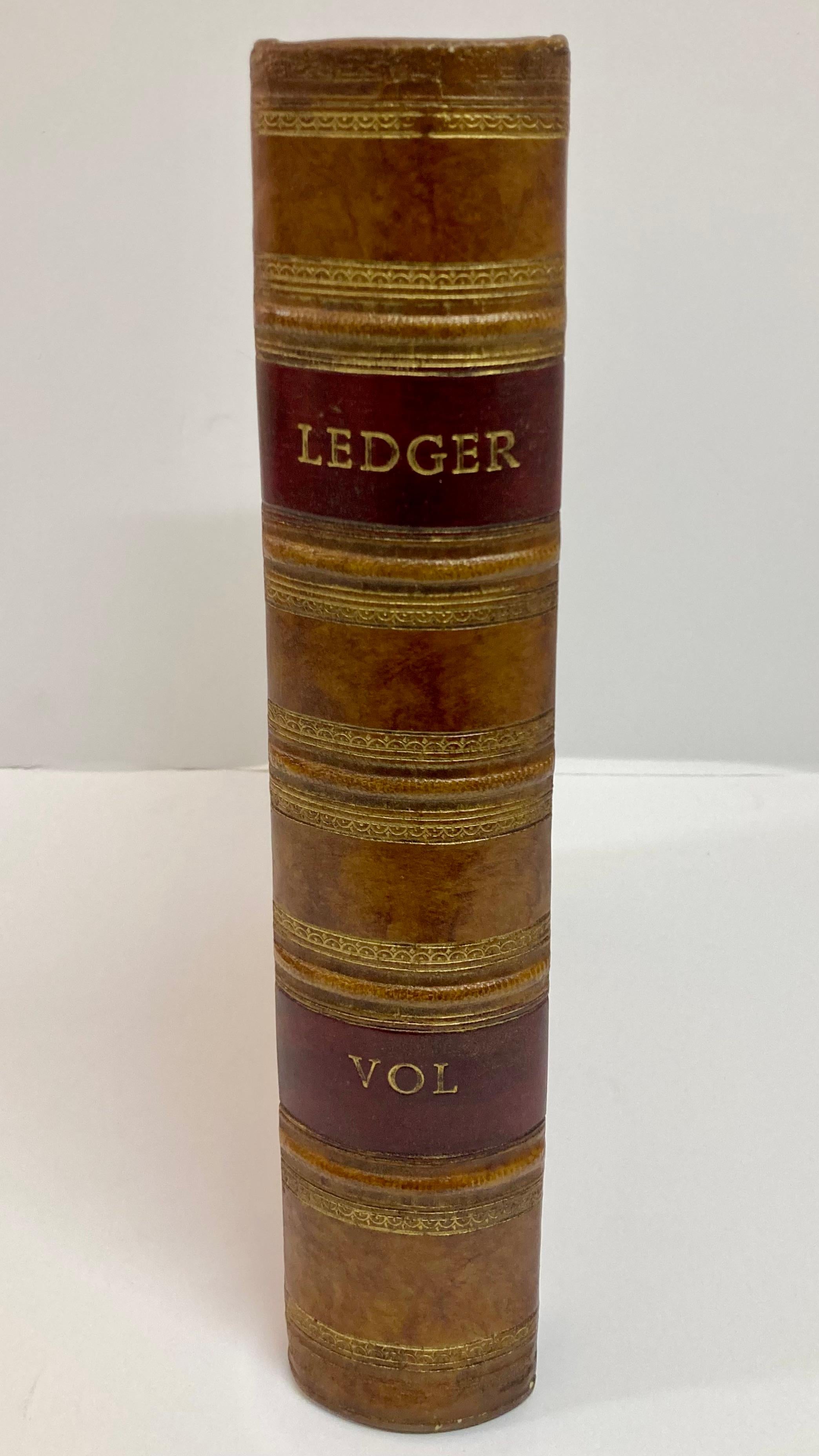 Boîte à livres en cuir d'Angleterre. Façade en cuir de style classique avec fermeture à bouton-pression créative pour cacher vos effets personnels. Il est parfait sur votre étagère. Ajoutez une reliure classique en cuir anglais à votre intérieur.
