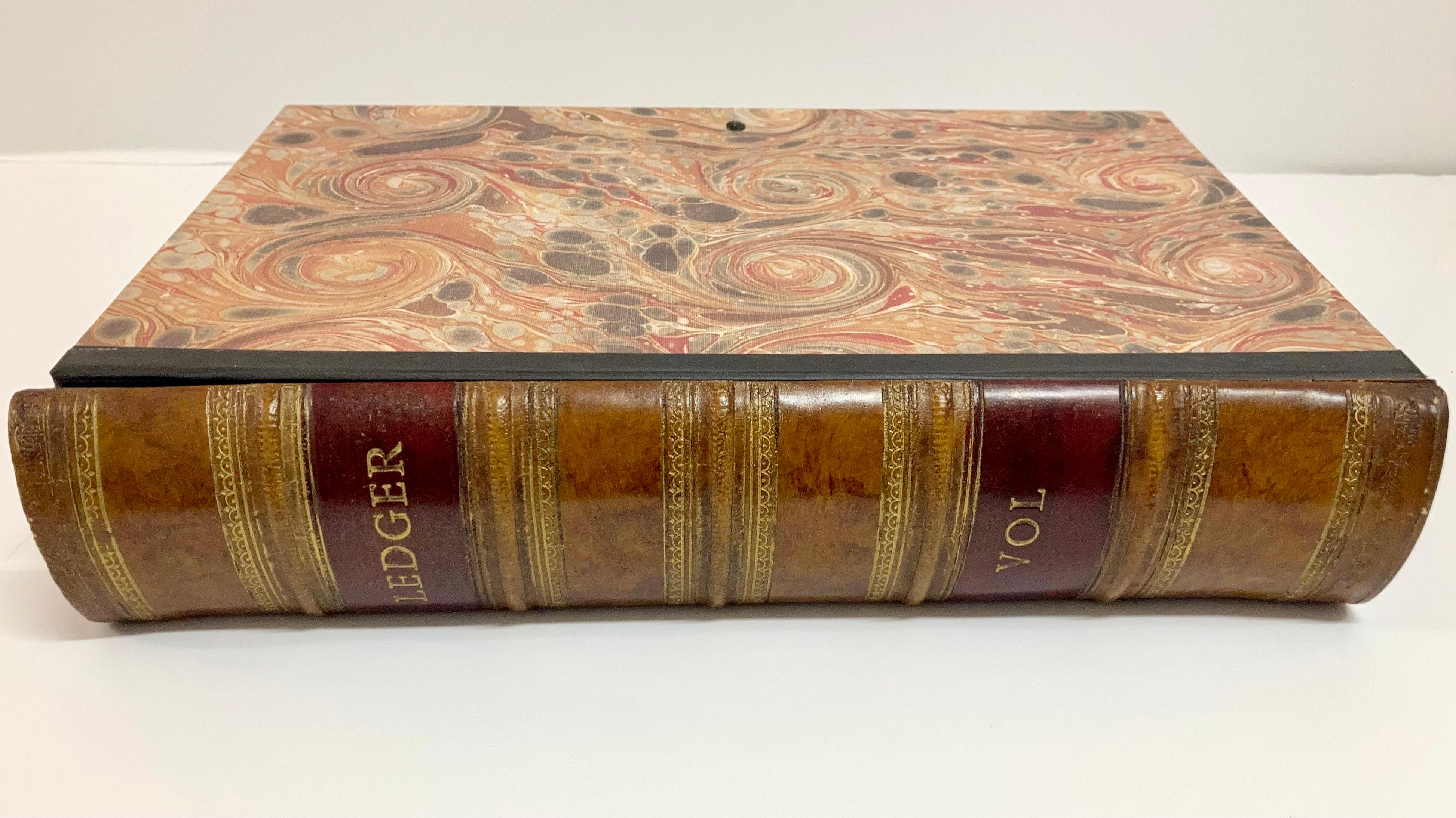 Boîte à livres en cuir - Ledger en vente 1