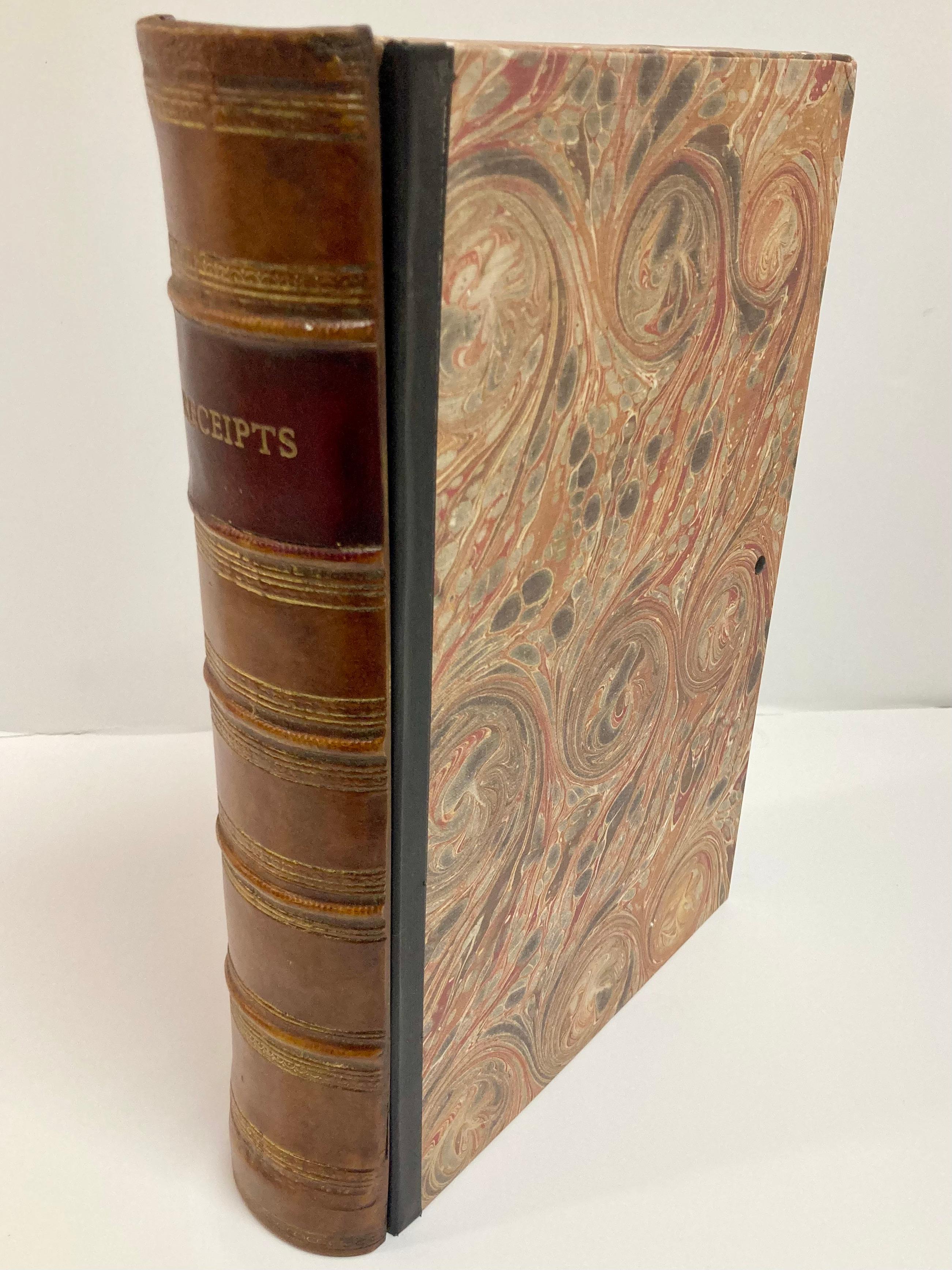 Caja para libros de cuero de Inglaterra. Frontal de piel de estilo clásico con un creativo cierre a presión para ocultar tus pertenencias especiales. Queda perfecto en tu estantería. Añade a tu casa una encuadernación clásica de cuero inglés antiguo.