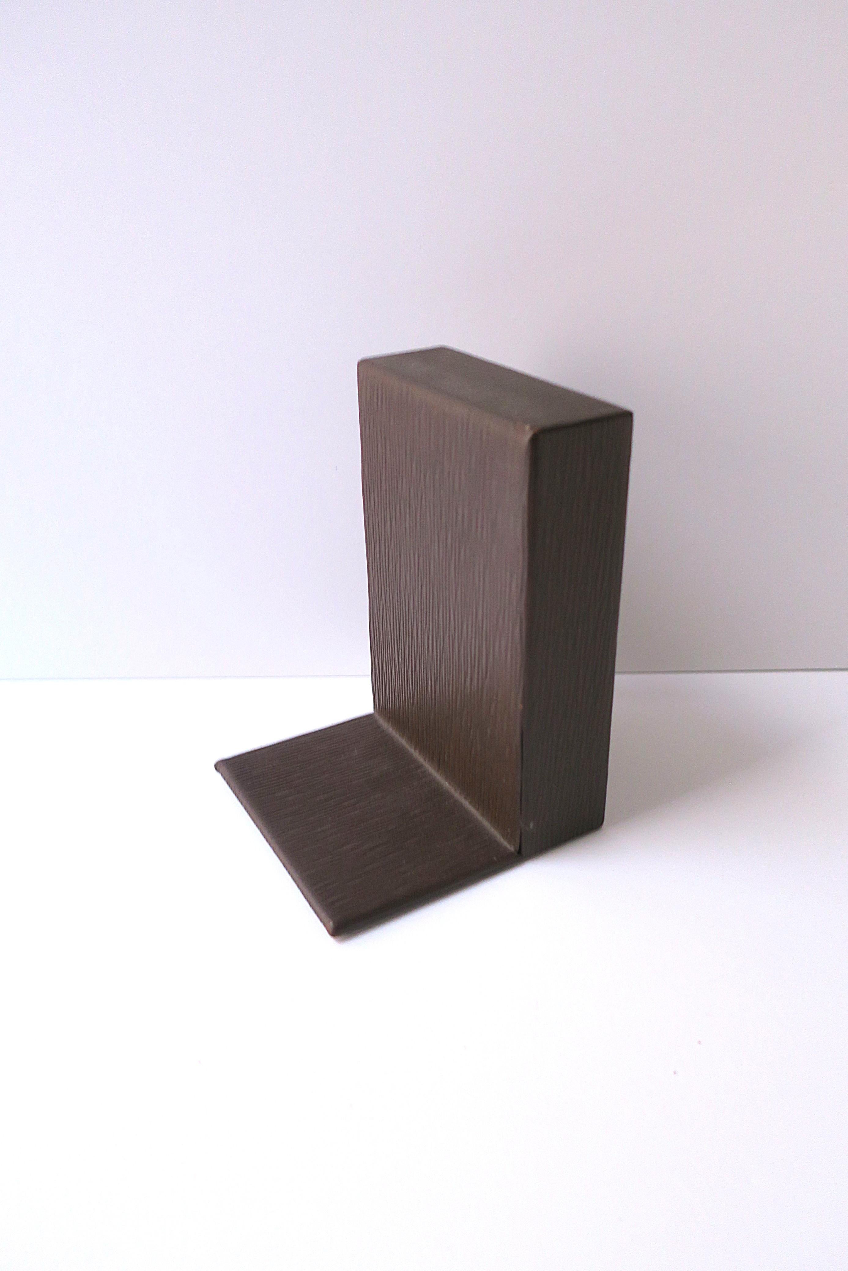 Una singola (una) prenotazione in pelle epi marrone ricca, nello stile della Maison francese Louis Vuitton (LV), in stile moderno o minimalista, circa alla fine del XX secolo. 