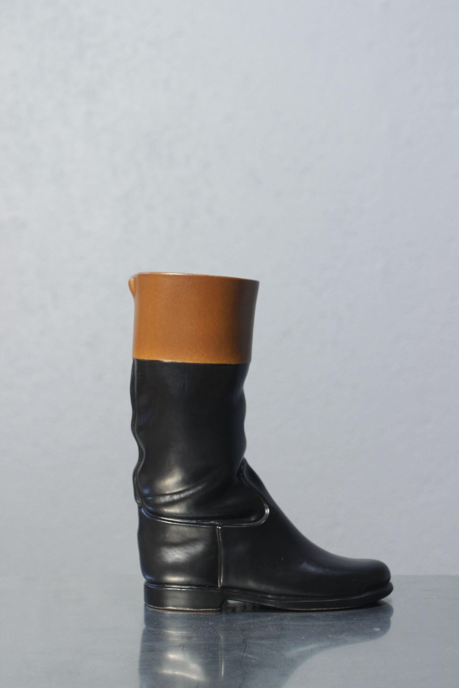 Original jarrón de cerámica de Pol Chambost de hacia 1950 que forma una bota de cuero. En muy buen estado, firmada bajo la suela. 