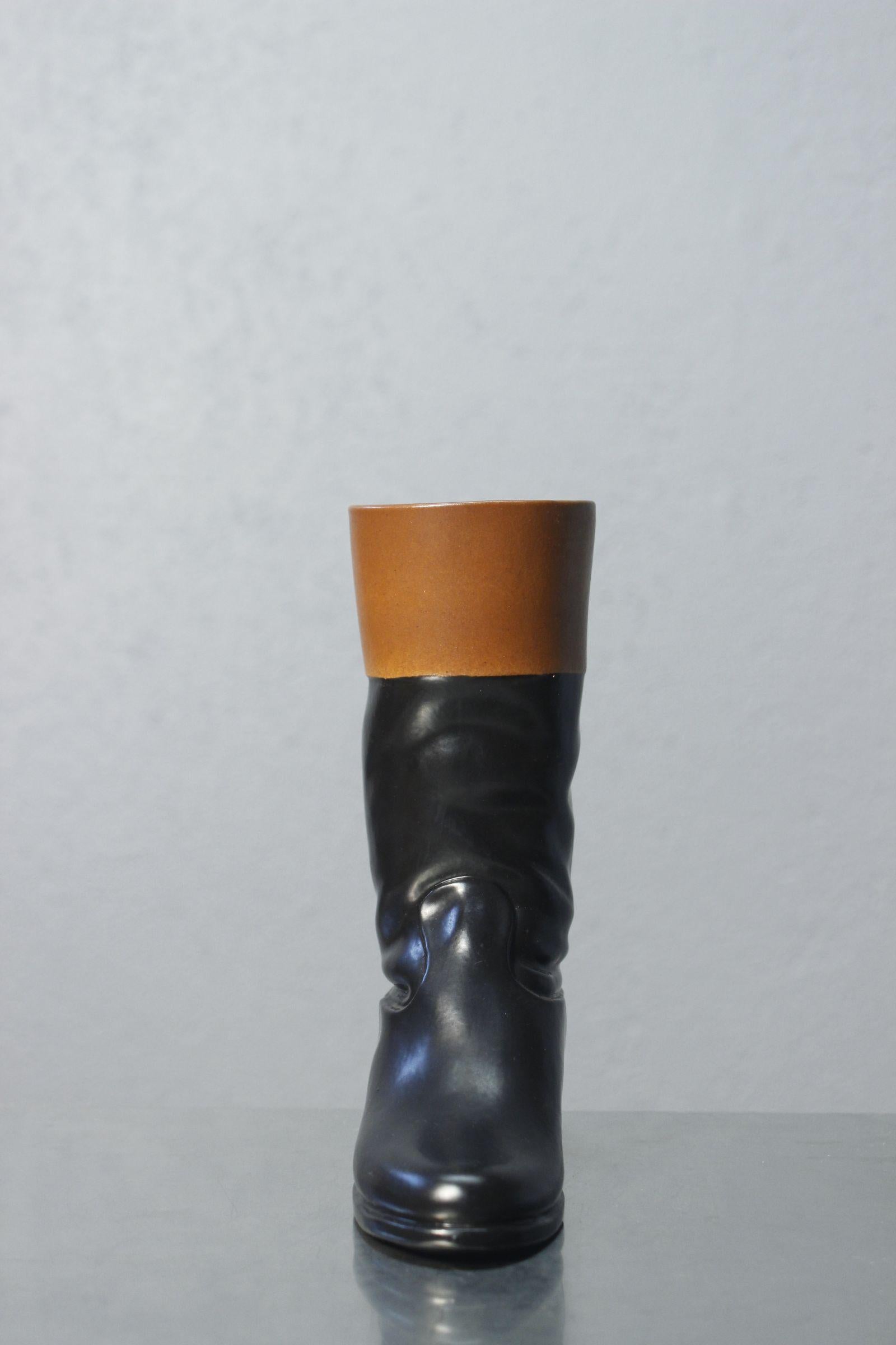 Jarrón de cerámica con forma de bota de cuero de Poterie Pol Chambost París Francia años 50 Moderno de mediados de siglo en venta