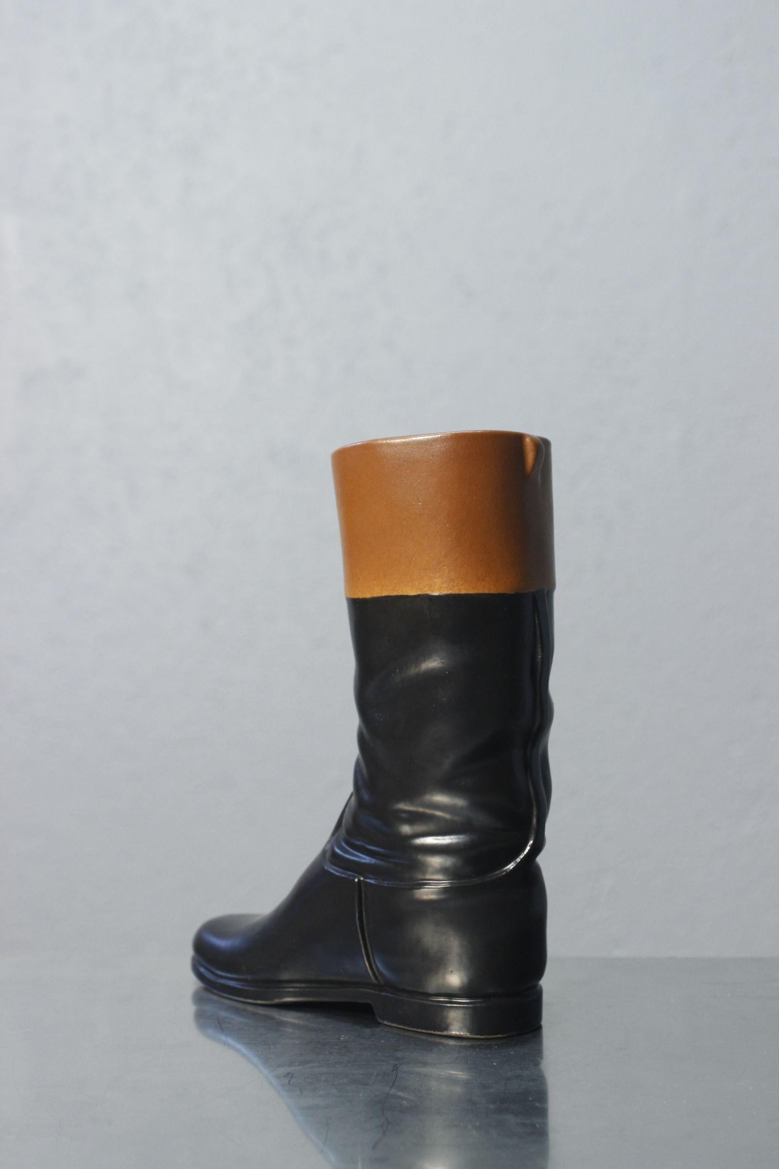 Jarrón de cerámica con forma de bota de cuero de Poterie Pol Chambost París Francia años 50 Francés en venta