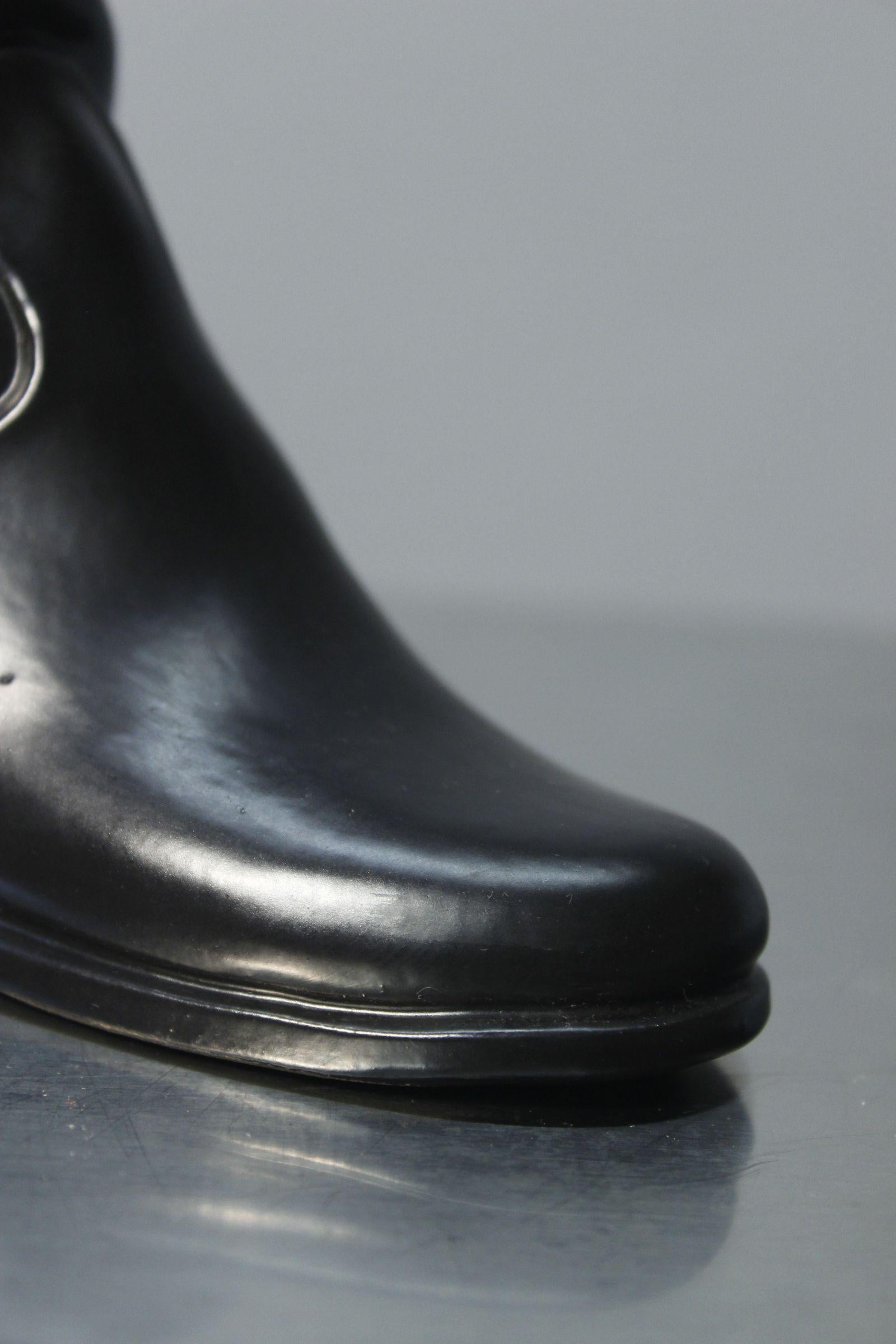 Jarrón de cerámica con forma de bota de cuero de Poterie Pol Chambost París Francia años 50 mediados del siglo XX en venta